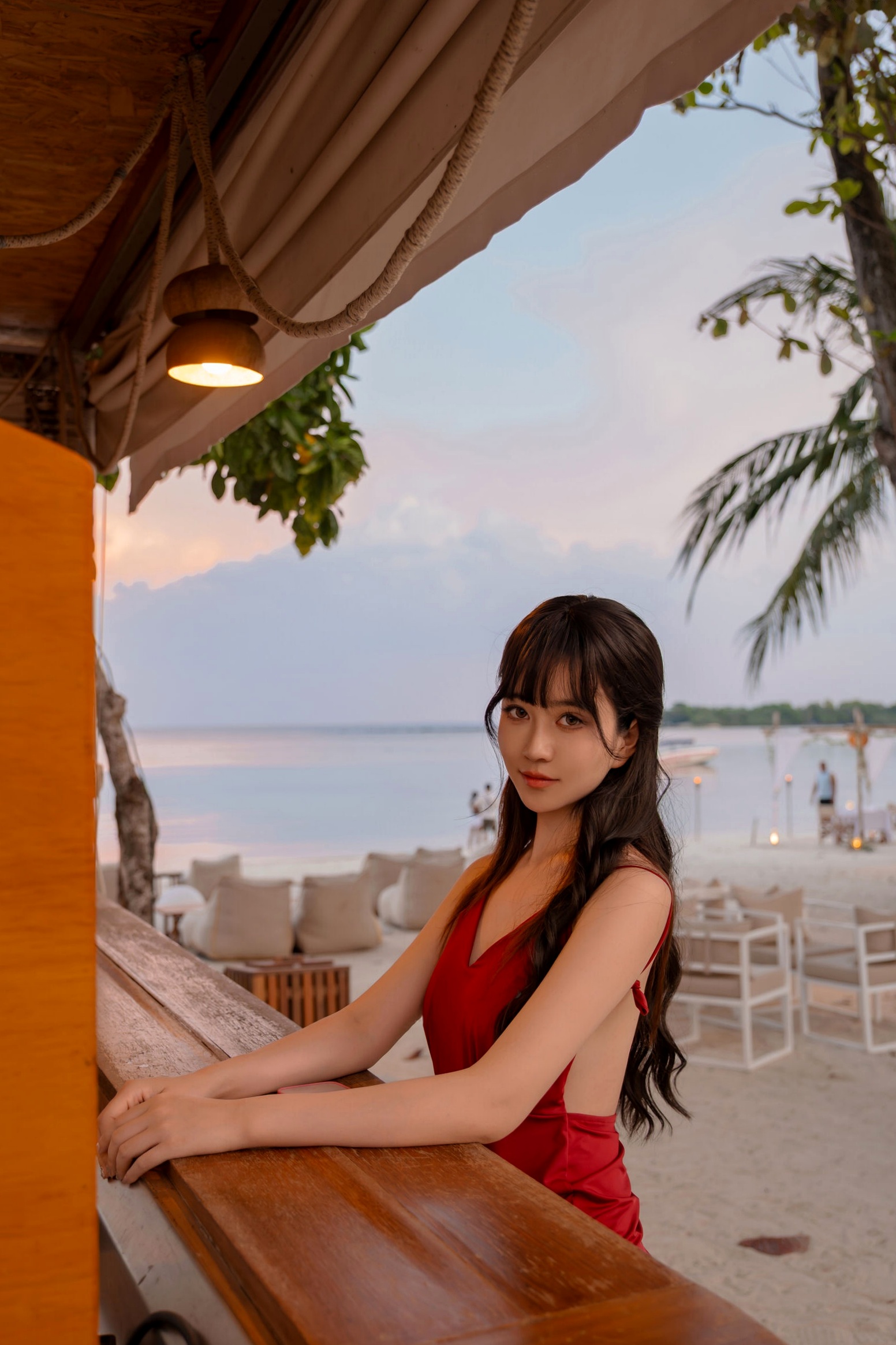 《年年-言遇》户外无圣光红裙性感写真 泳池畔大尺度女神美图
