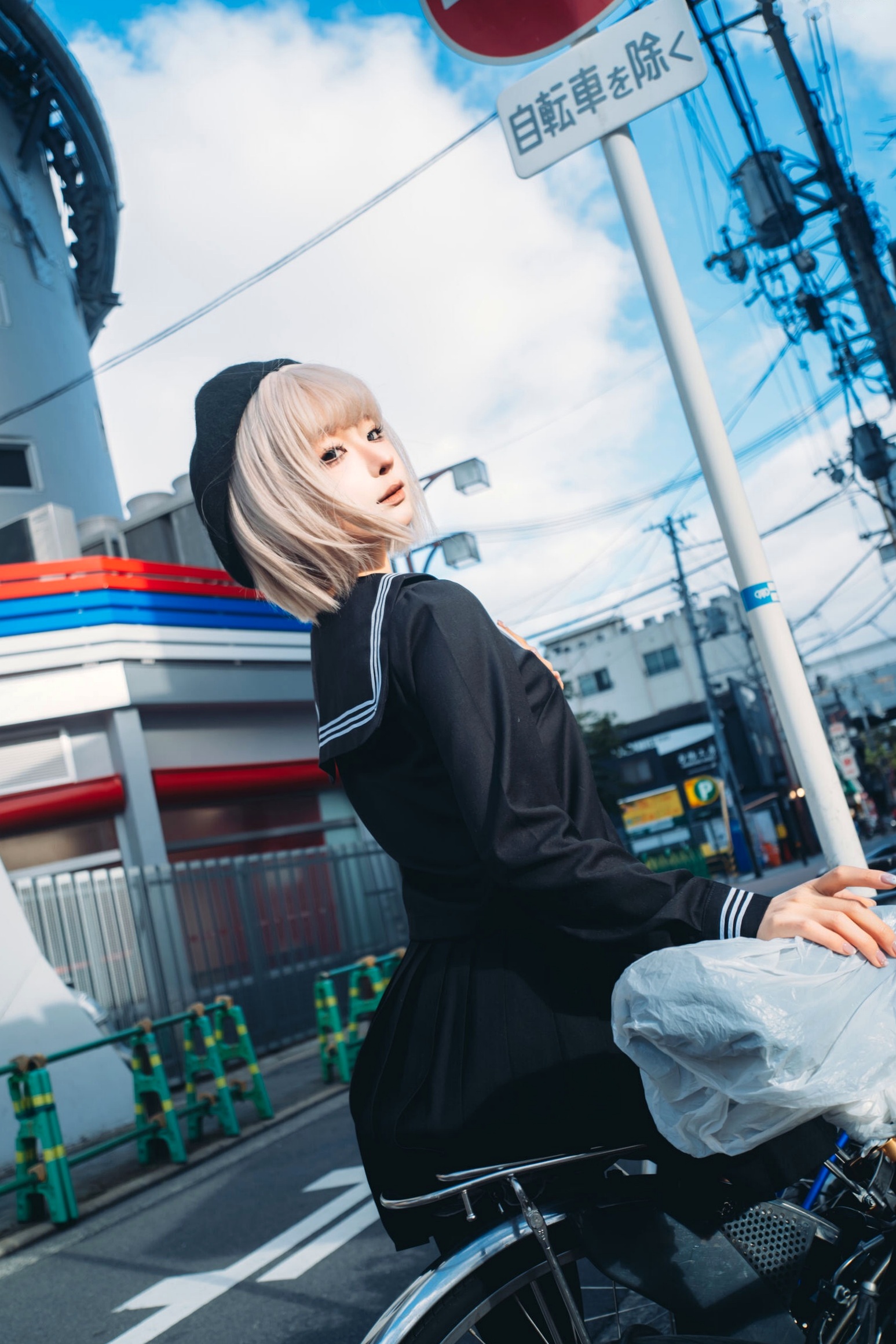 蠢沫沫-秋寻上 日系校服制服与大阪街拍性感写真