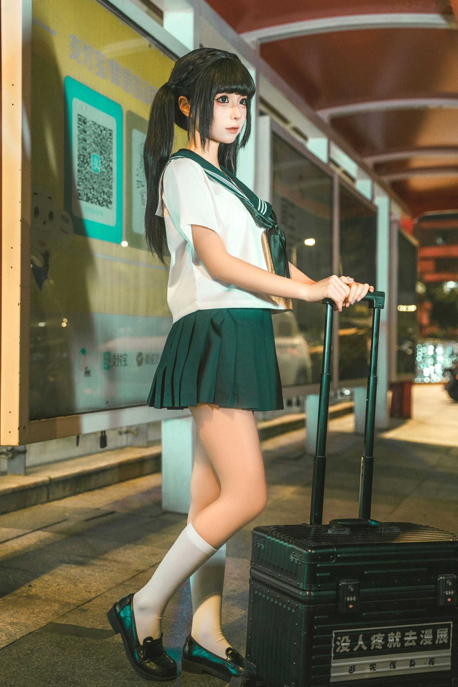 《蠢沫沫-蠢沫沫奇遇记-2》水手服双马尾夜景车载写真 萌系美腿少女制服诱惑