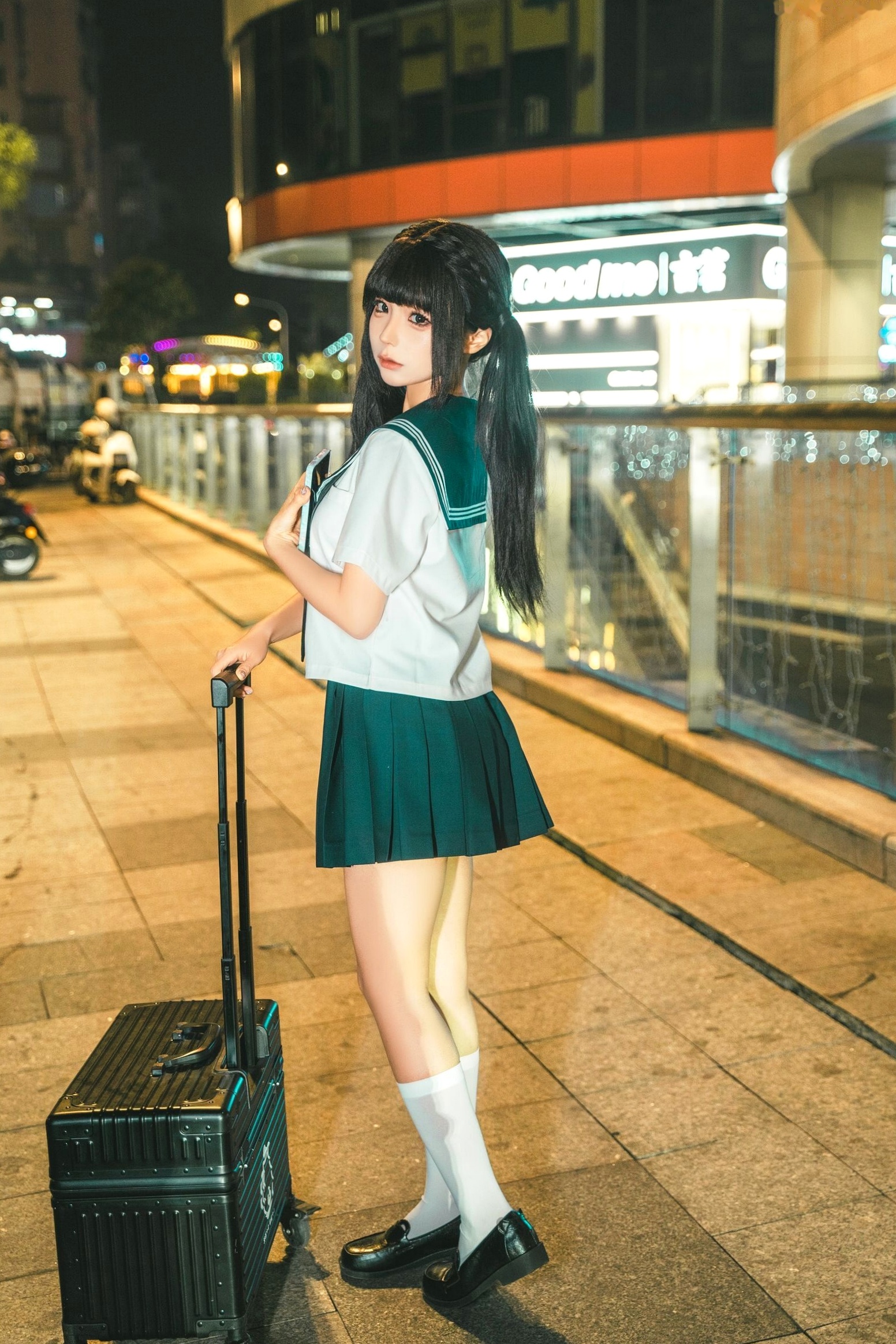 《蠢沫沫-蠢沫沫奇遇记-2》水手服双马尾夜景车载写真 萌系美腿少女制服诱惑