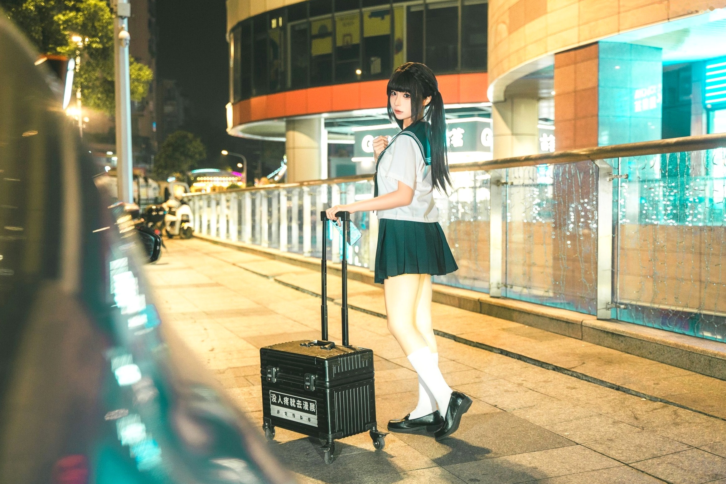《蠢沫沫-蠢沫沫奇遇记-2》水手服双马尾夜景车载写真 萌系美腿少女制服诱惑