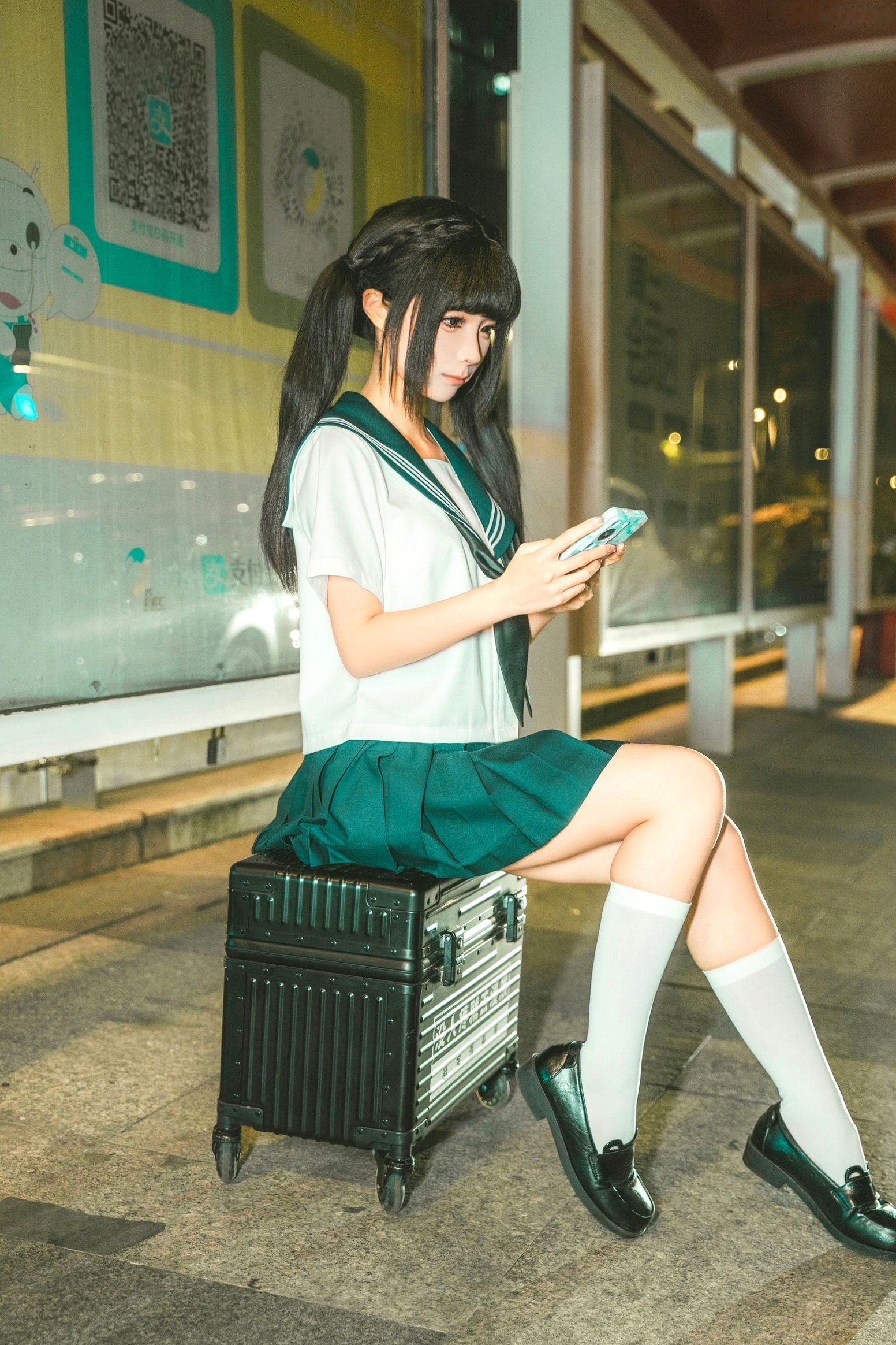 《蠢沫沫-蠢沫沫奇遇记-2》水手服双马尾夜景车载写真 萌系美腿少女制服诱惑