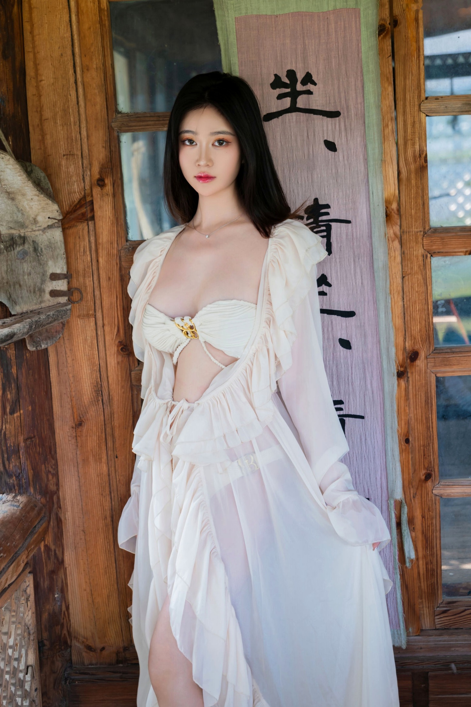 年年-浅夏:清纯女神白色轻纱私房写真 户外凉亭性感诱惑美图