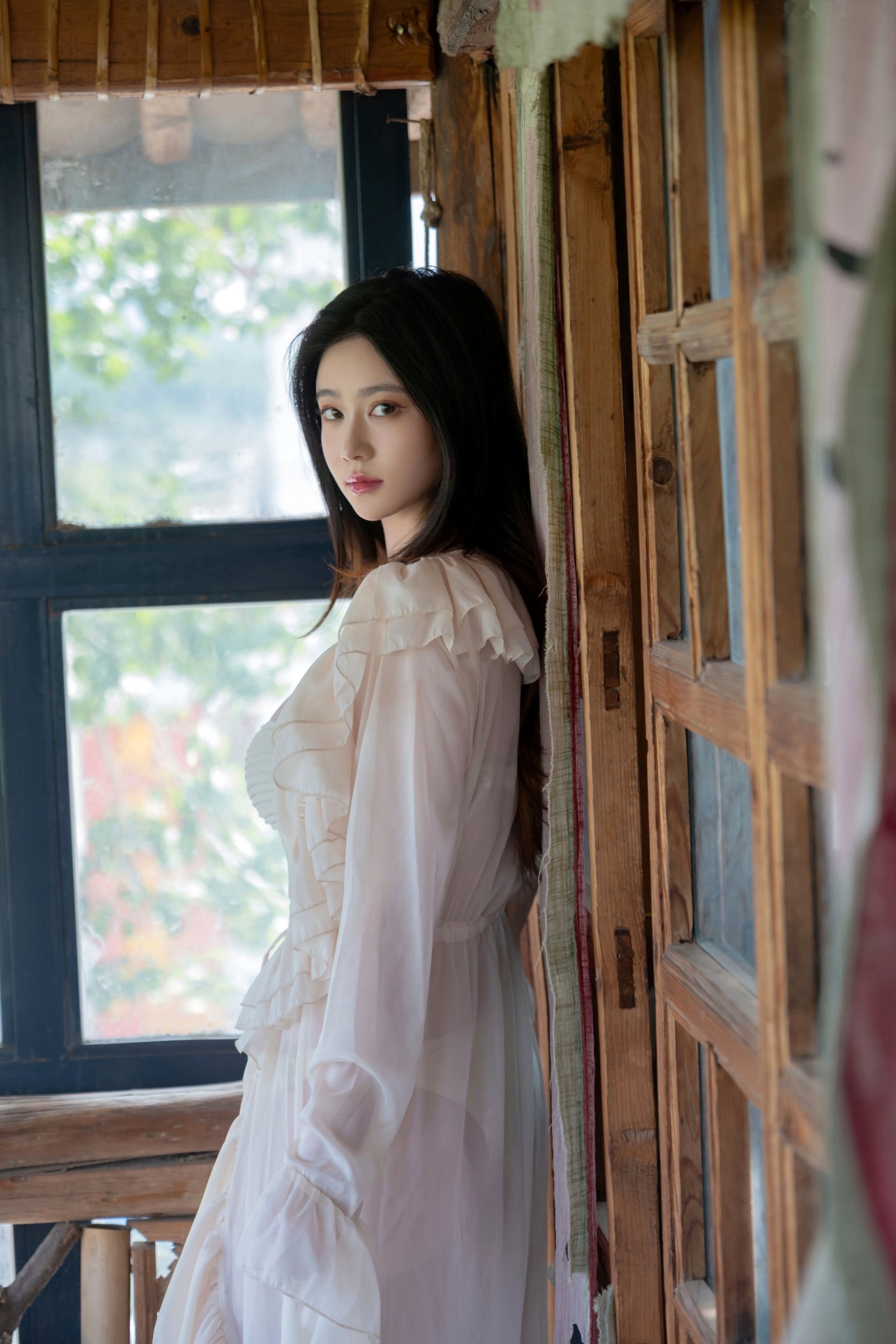 年年-浅夏:清纯女神白色轻纱私房写真 户外凉亭性感诱惑美图