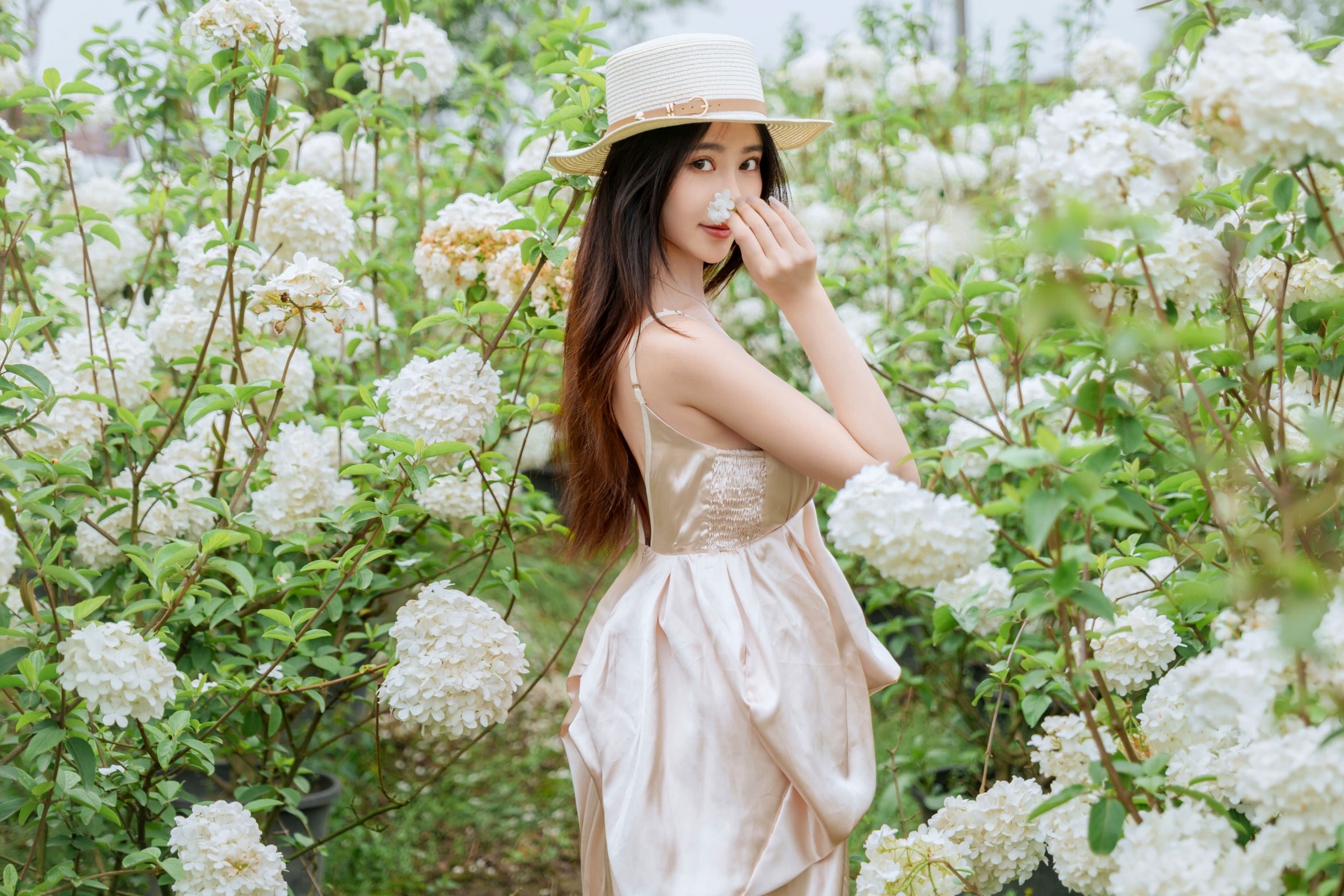 年年-木绣球:深林花海下的清纯与诱惑,户外写真,白皙女神唯美私房照