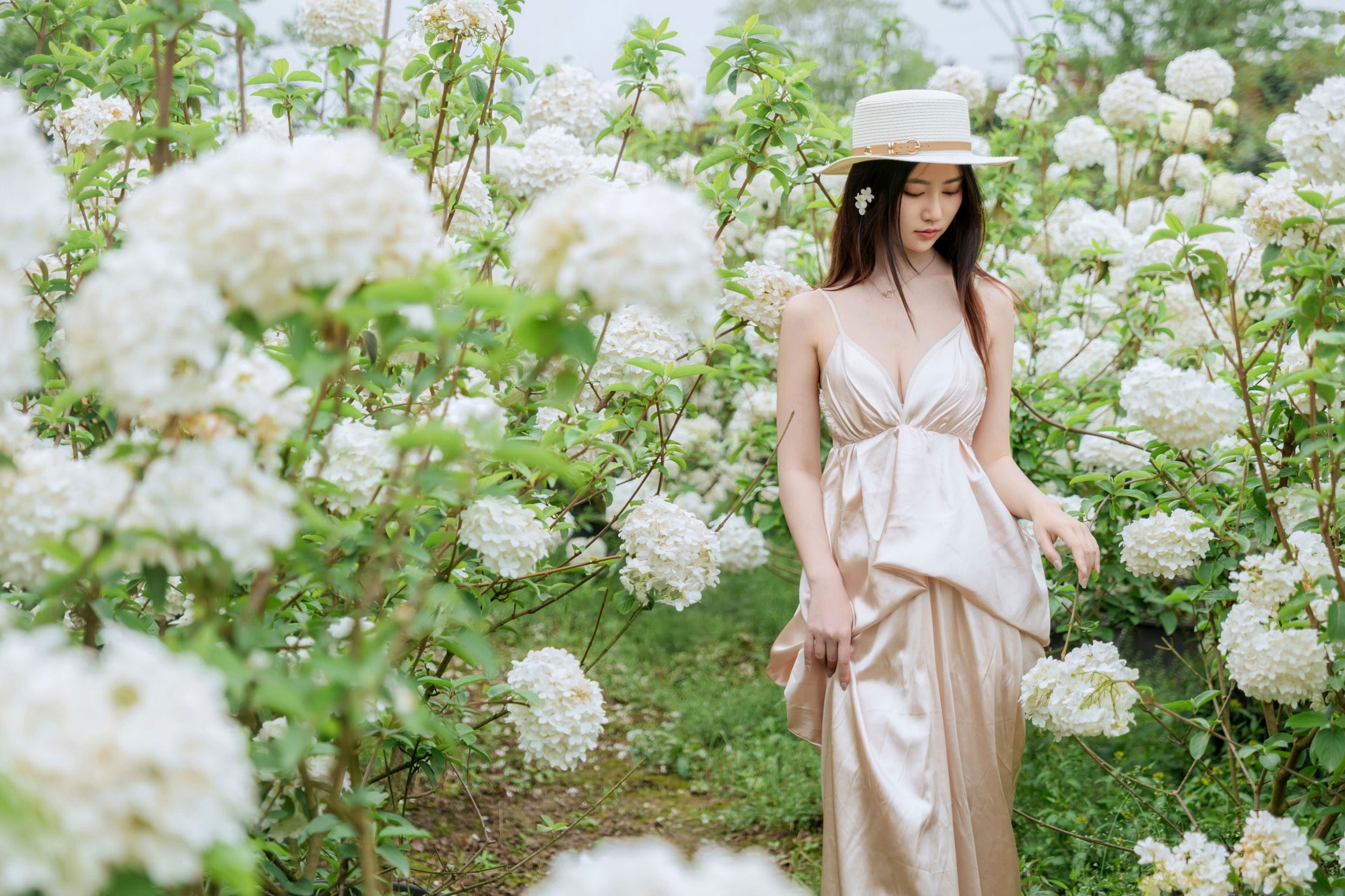 年年-木绣球:深林花海下的清纯与诱惑,户外写真,白皙女神唯美私房照