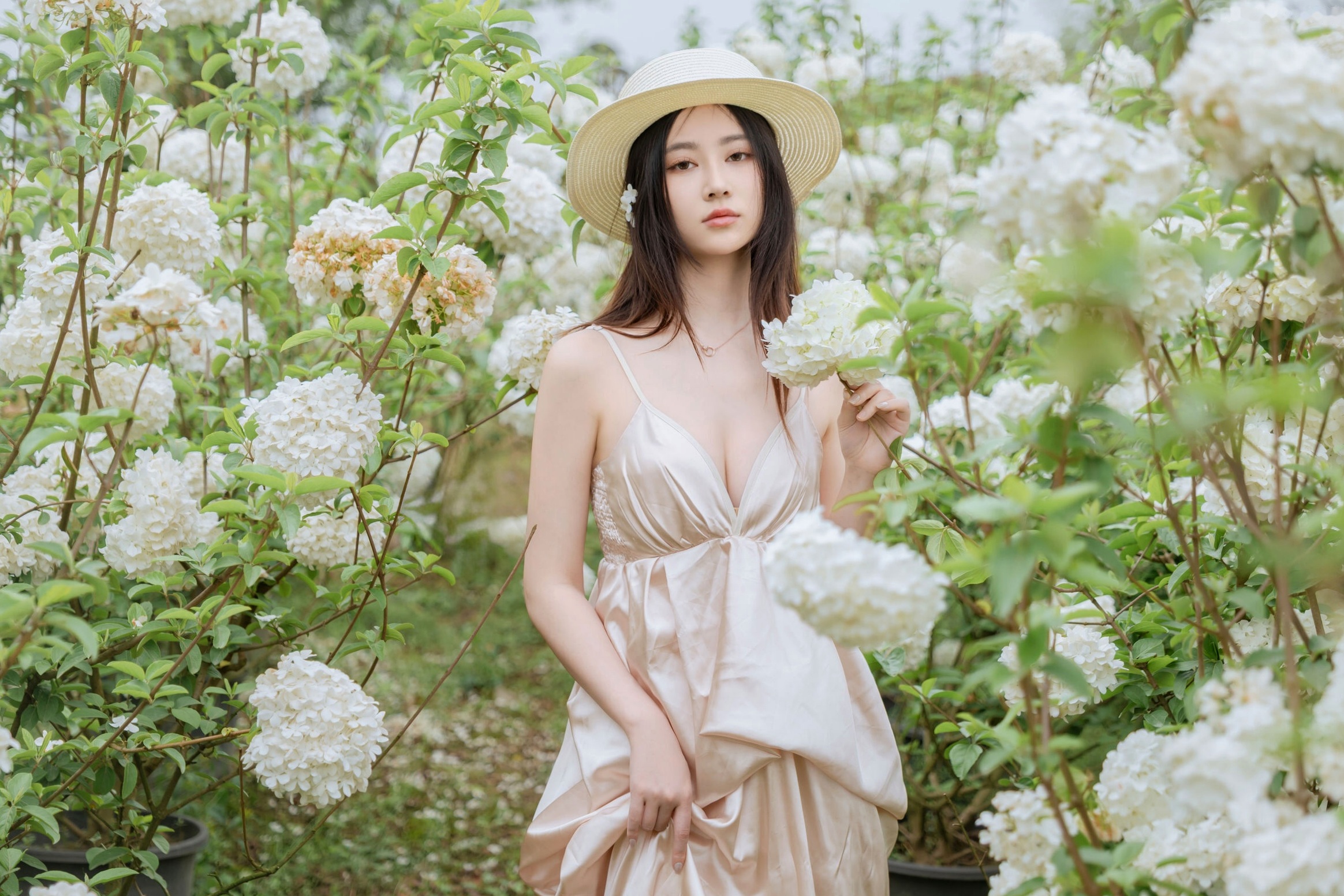 年年-木绣球:深林花海下的清纯与诱惑,户外写真,白皙女神唯美私房照
