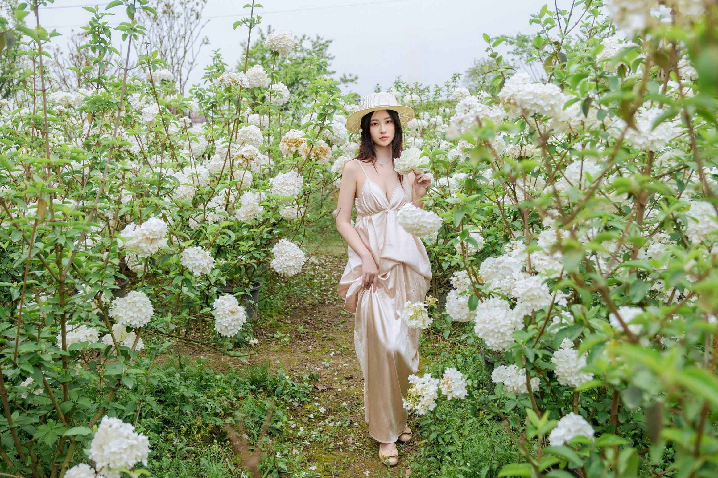 年年-木绣球:深林花海下的清纯与诱惑,户外写真,白皙女神唯美私房照