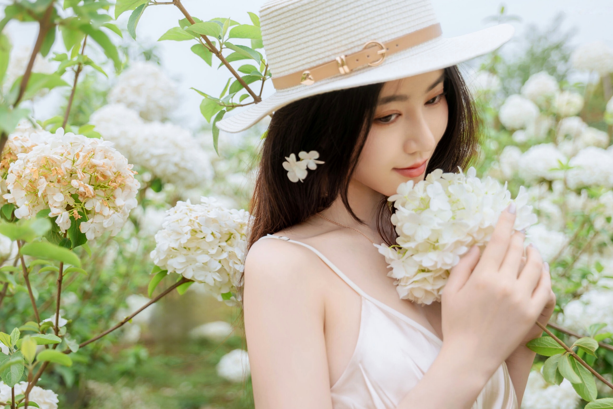 年年-木绣球:深林花海下的清纯与诱惑,户外写真,白皙女神唯美私房照