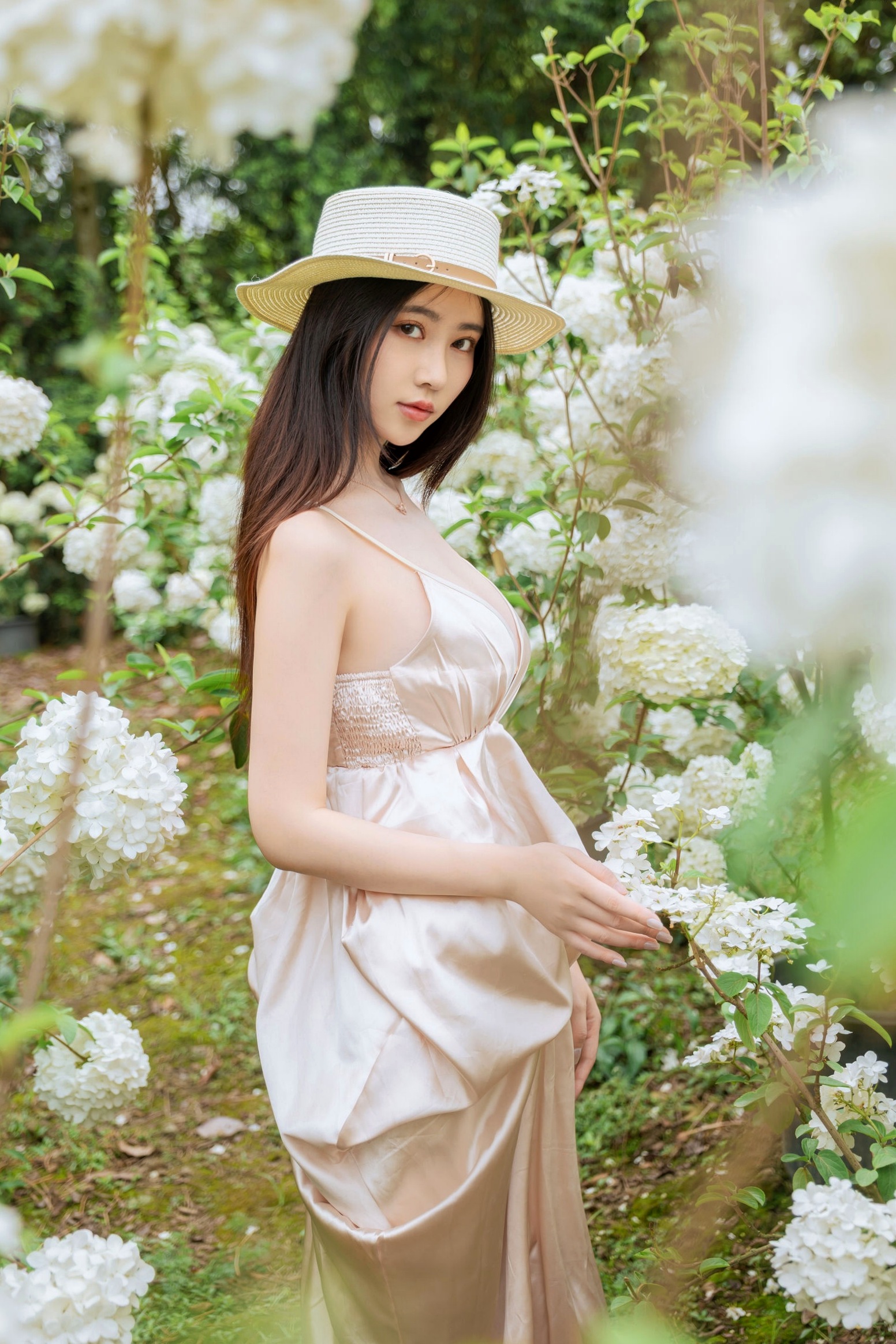 年年-木绣球:深林花海下的清纯与诱惑,户外写真,白皙女神唯美私房照
