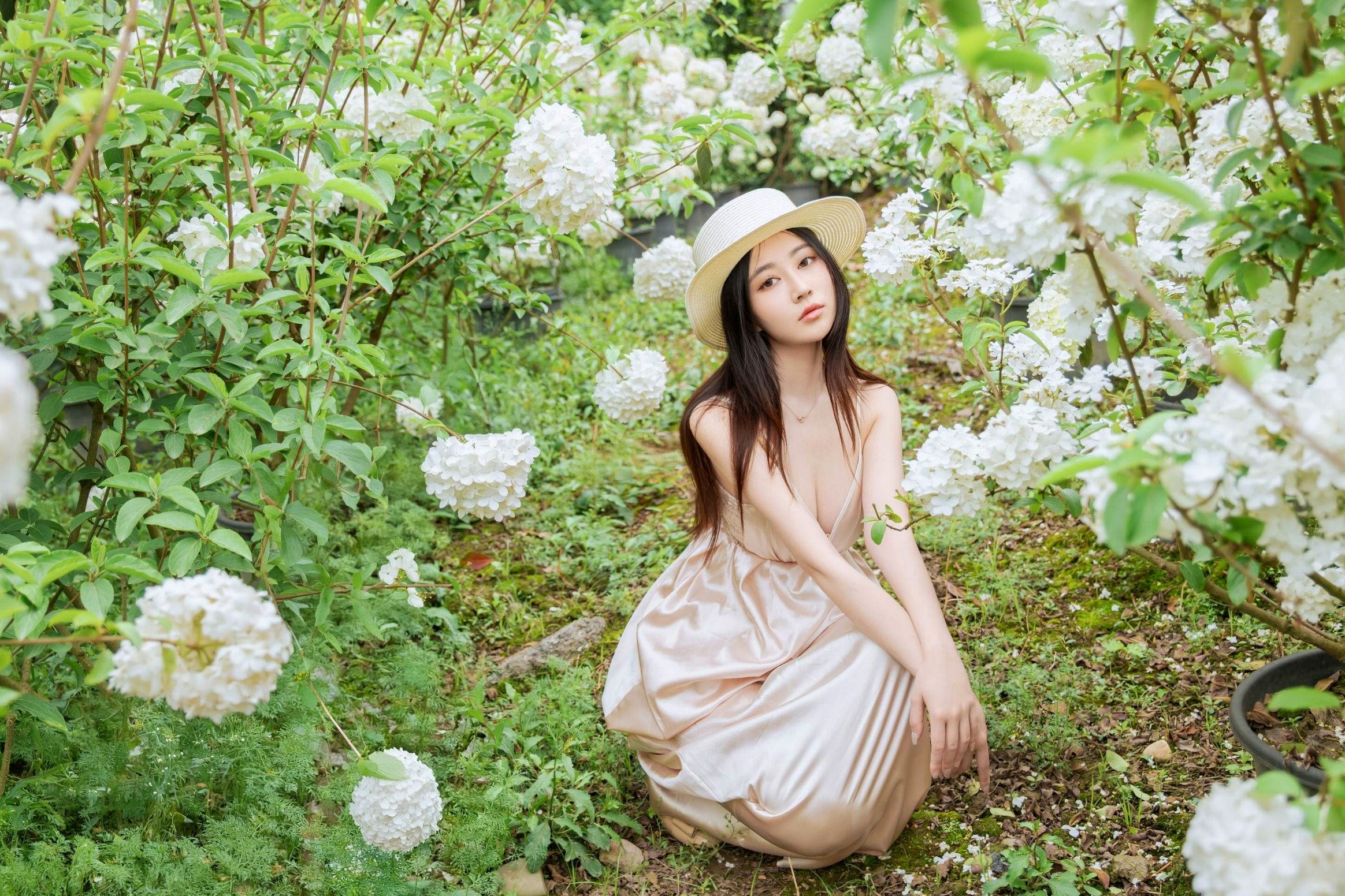 年年-木绣球:深林花海下的清纯与诱惑,户外写真,白皙女神唯美私房照