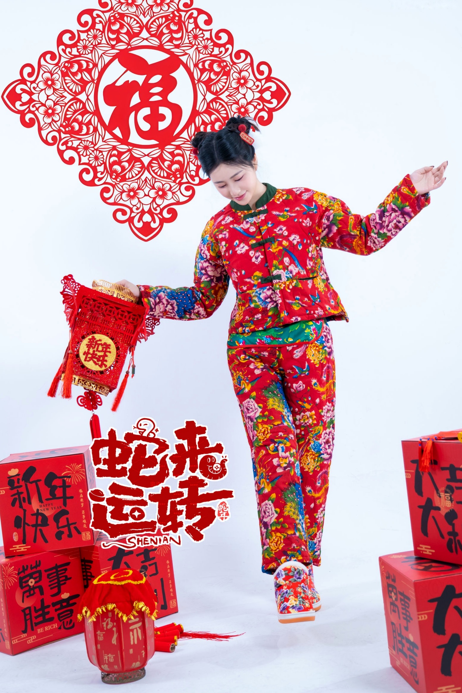 《年年Nnian-蛇来运转》:新年主题性感大尺度写真,红火印花美背诱惑,身材傲人