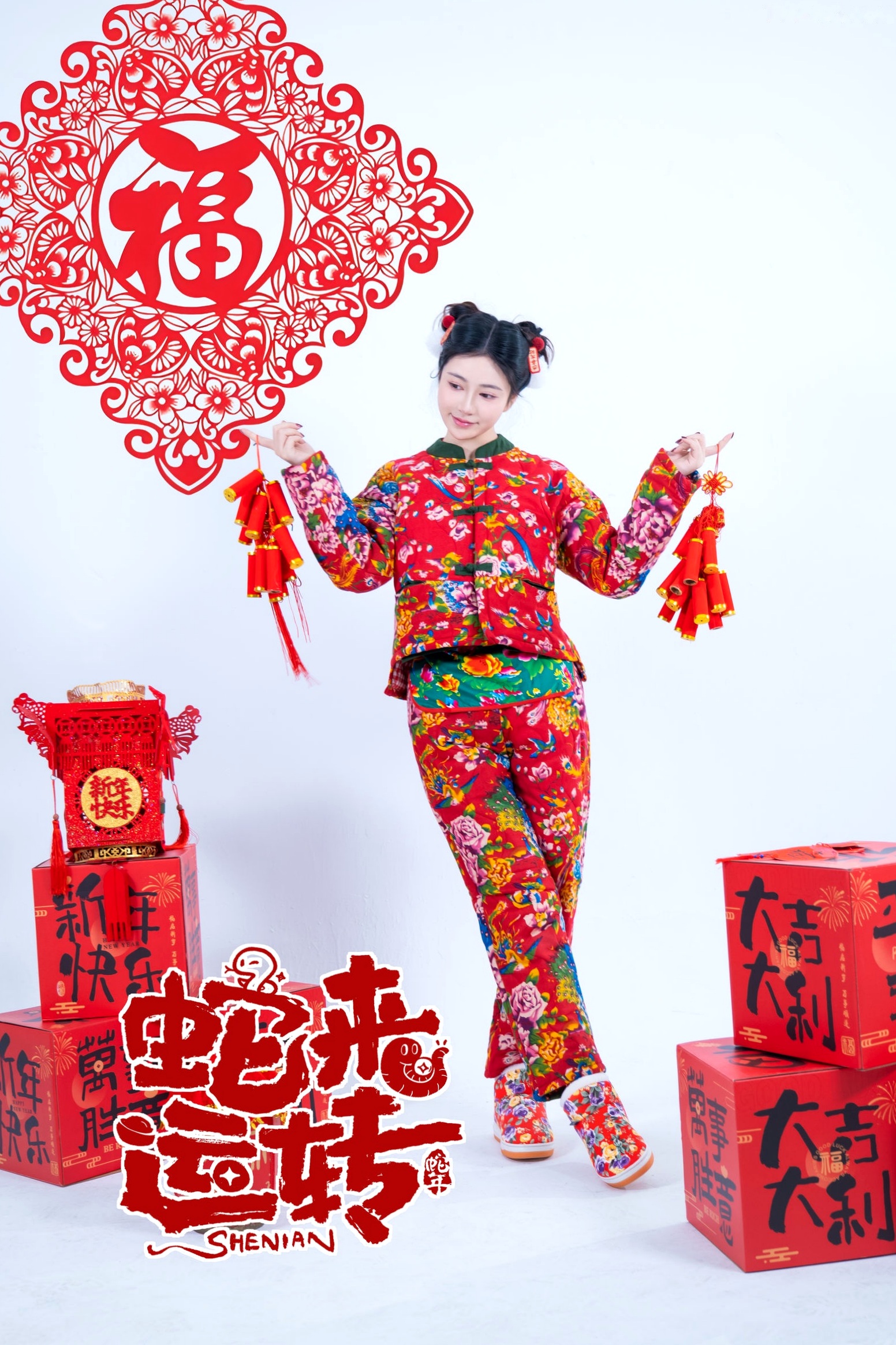 《年年Nnian-蛇来运转》:新年主题性感大尺度写真,红火印花美背诱惑,身材傲人
