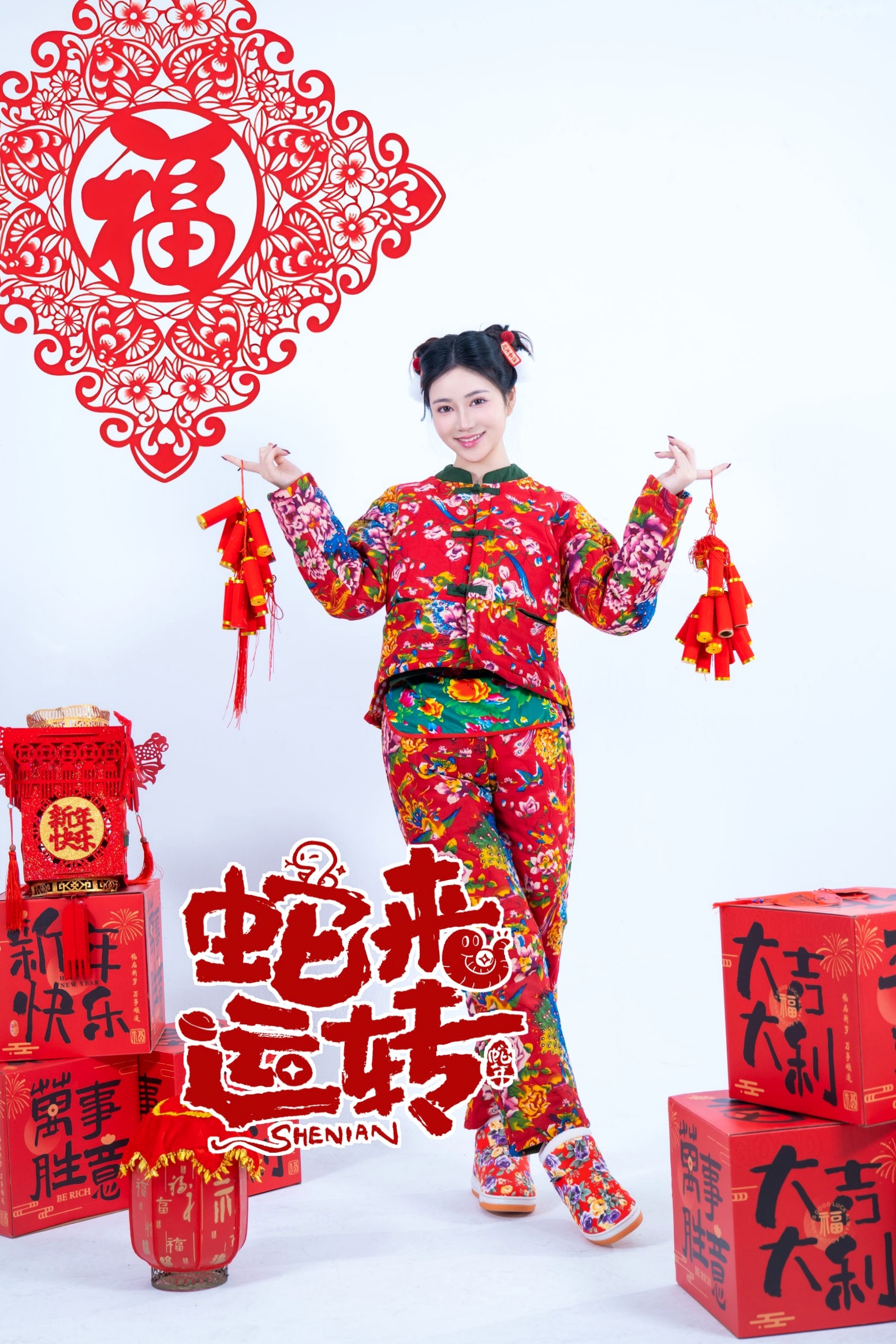 《年年Nnian-蛇来运转》:新年主题性感大尺度写真,红火印花美背诱惑,身材傲人