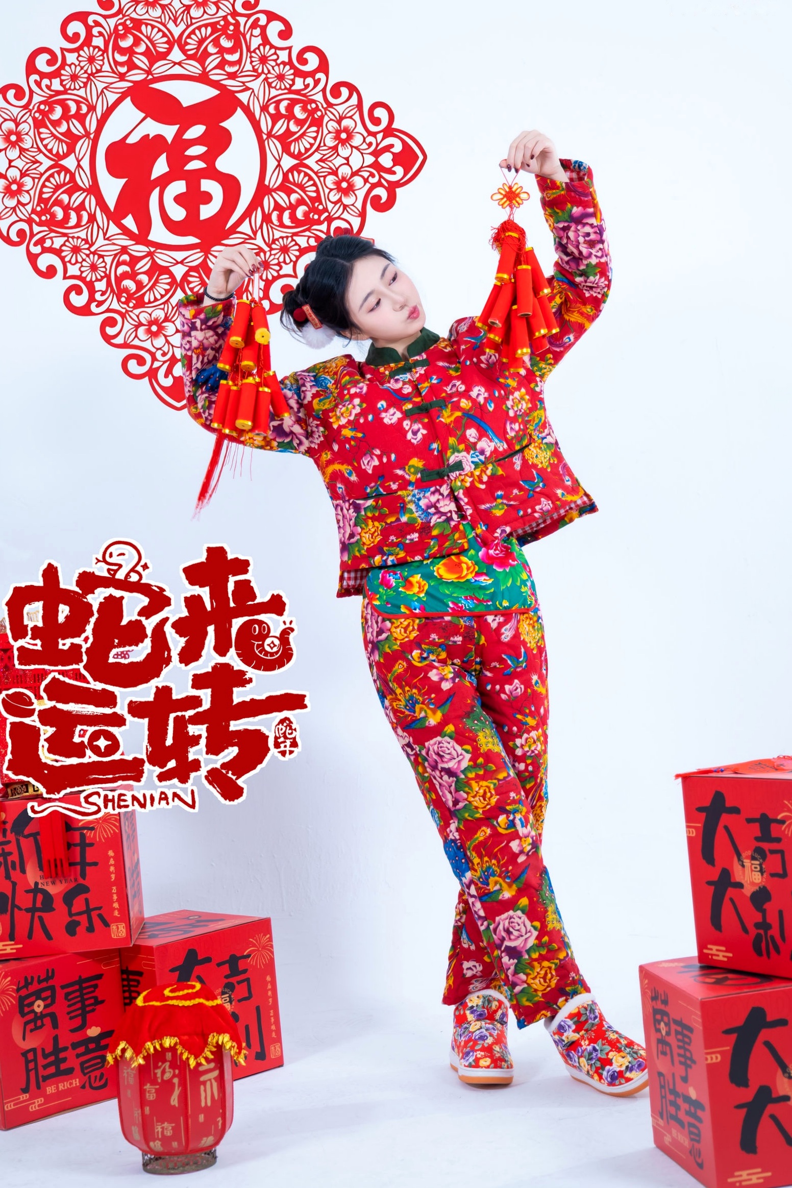 《年年Nnian-蛇来运转》:新年主题性感大尺度写真,红火印花美背诱惑,身材傲人