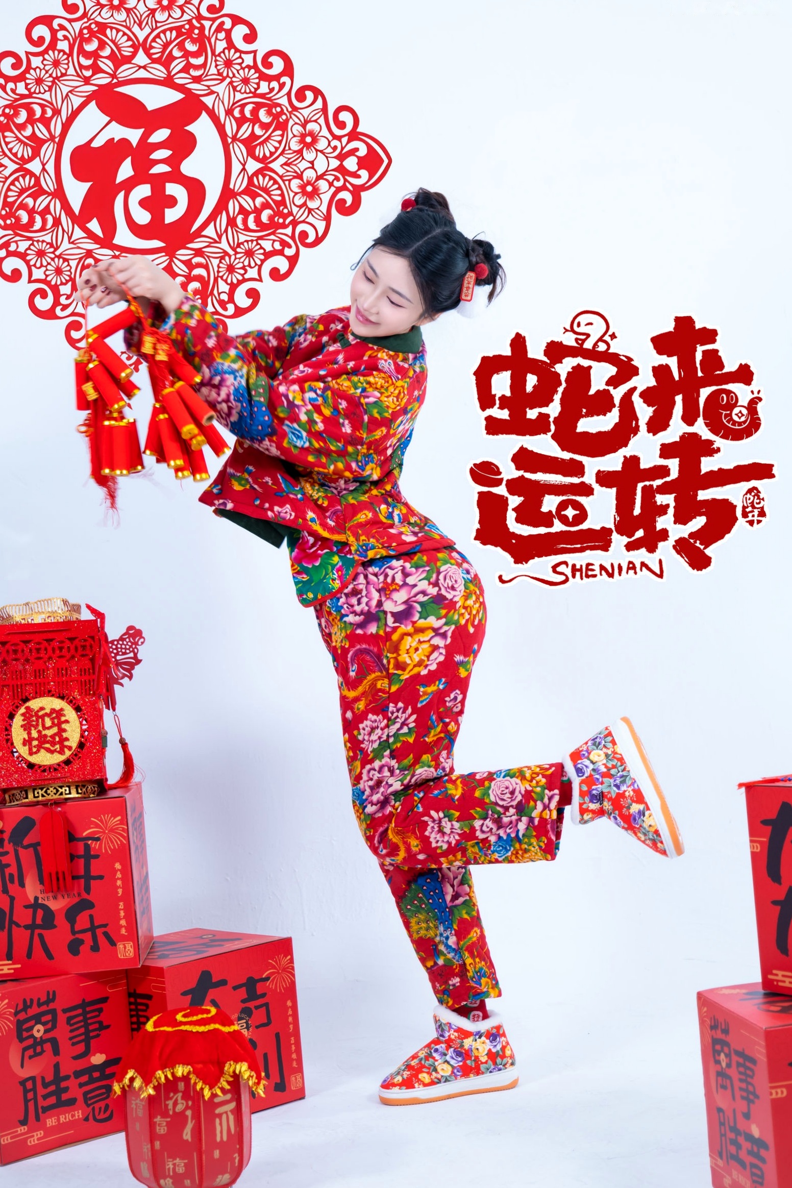 《年年Nnian-蛇来运转》:新年主题性感大尺度写真,红火印花美背诱惑,身材傲人