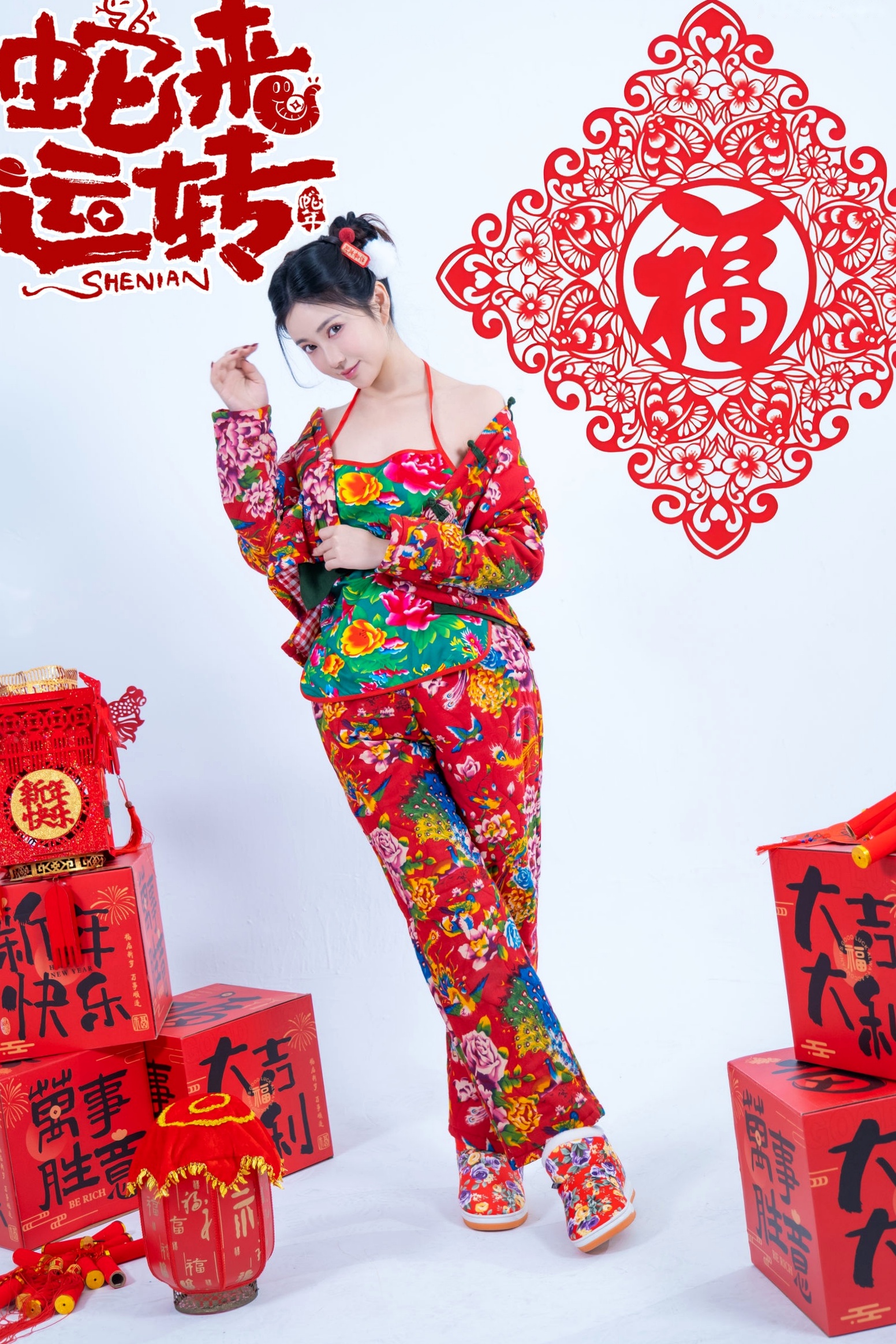 《年年Nnian-蛇来运转》:新年主题性感大尺度写真,红火印花美背诱惑,身材傲人
