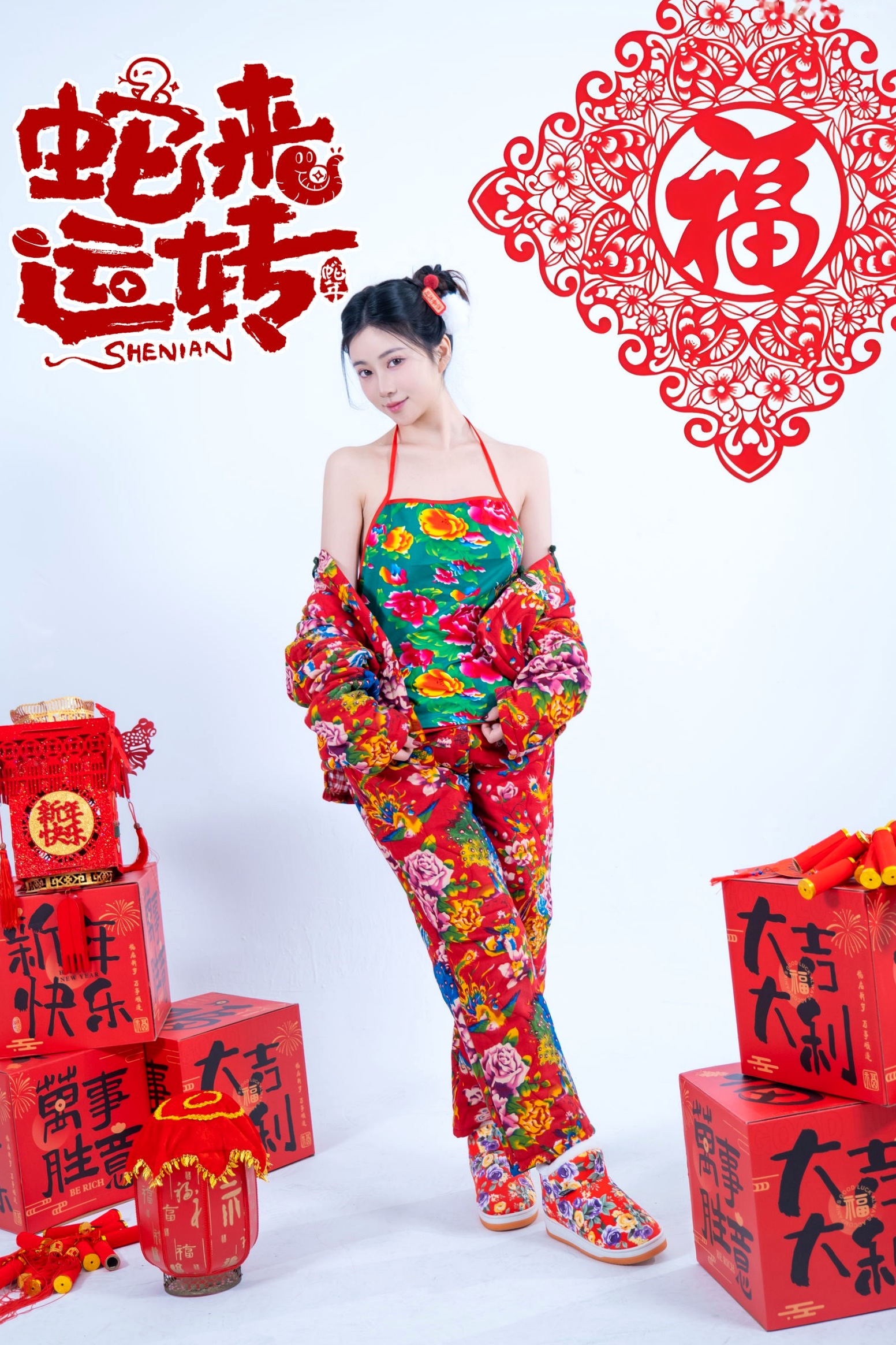 《年年Nnian-蛇来运转》:新年主题性感大尺度写真,红火印花美背诱惑,身材傲人