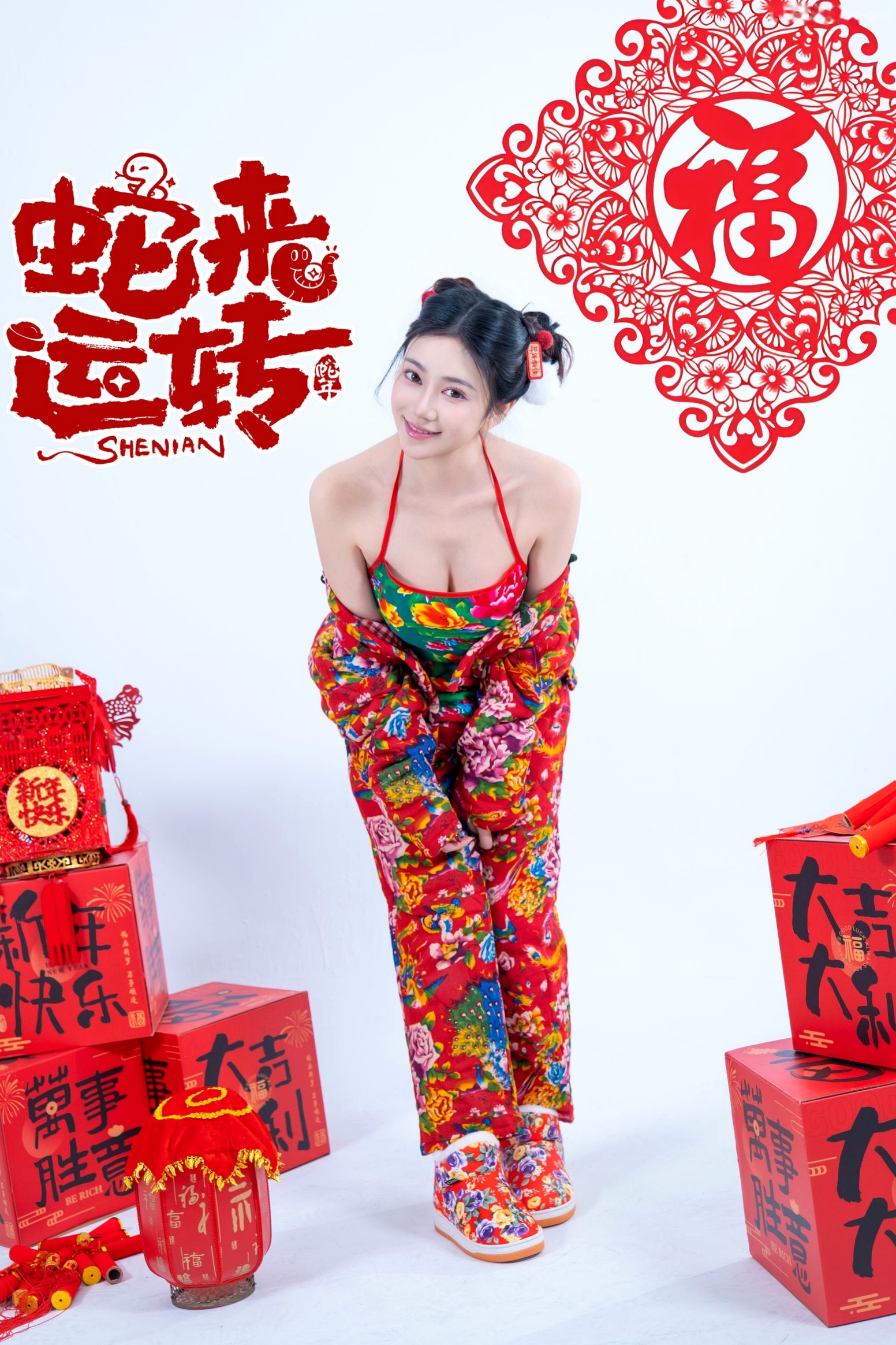 《年年Nnian-蛇来运转》:新年主题性感大尺度写真,红火印花美背诱惑,身材傲人