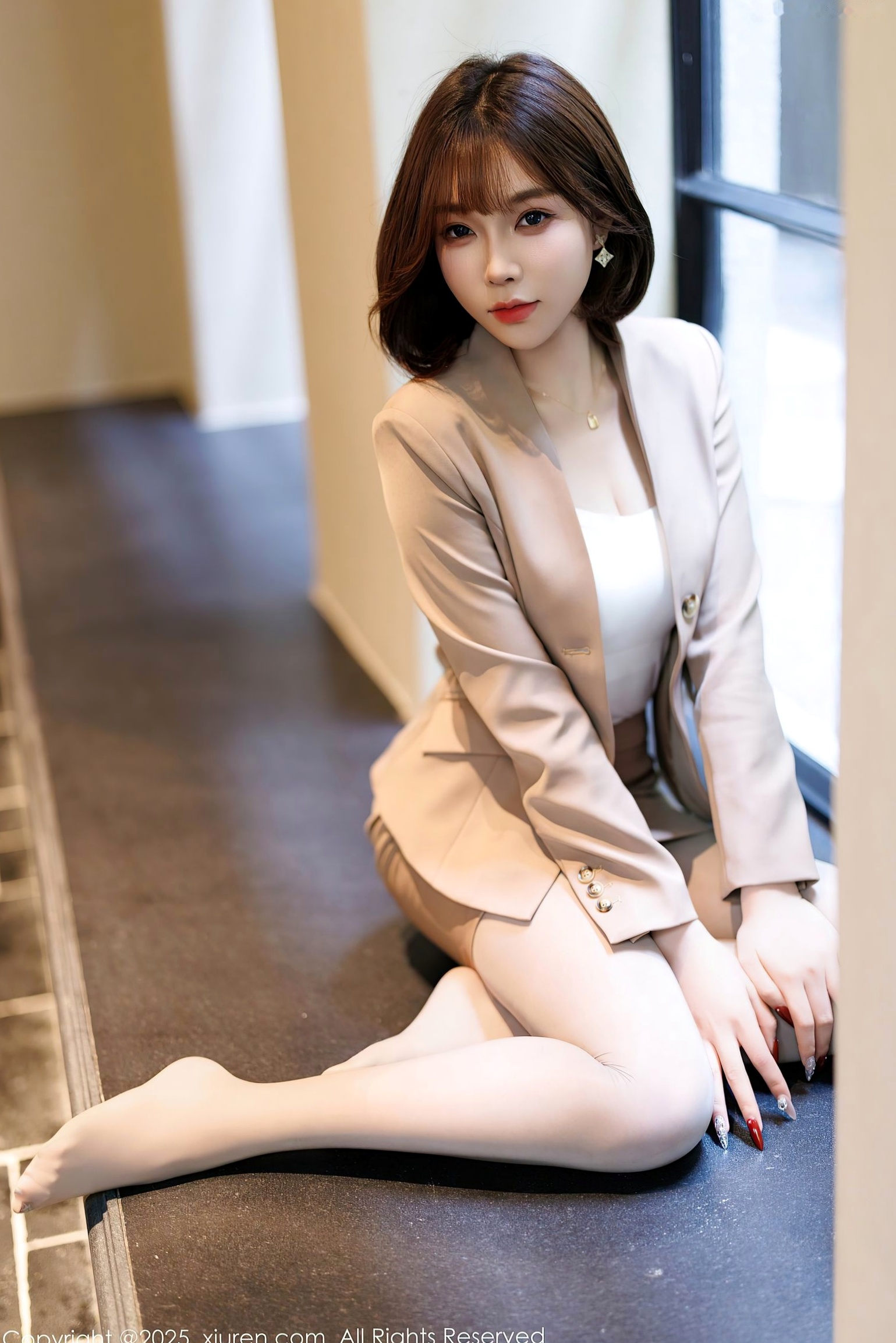 XiuRen秀人网-9844-徐莉芝,短发OL职业范与性感诱惑,米色紧身套装搭配灰丝袜,知性冷艳轻熟女室内私房写真