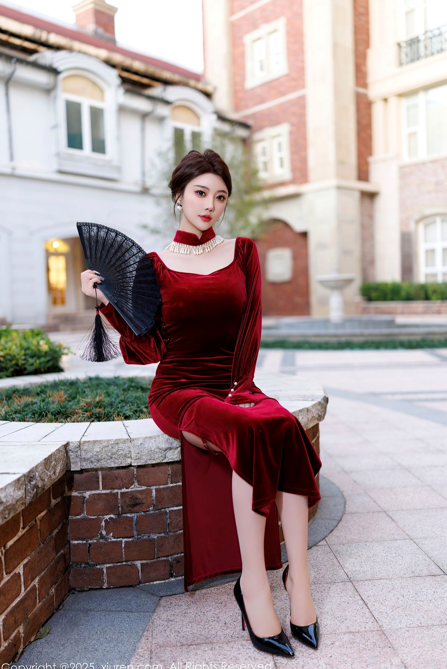 XiuRen秀人网-9831-杨晨晨Yome-暗红丝绒礼裙与改良旗袍黑丝秀-2025.01.26-无圣光大尺度