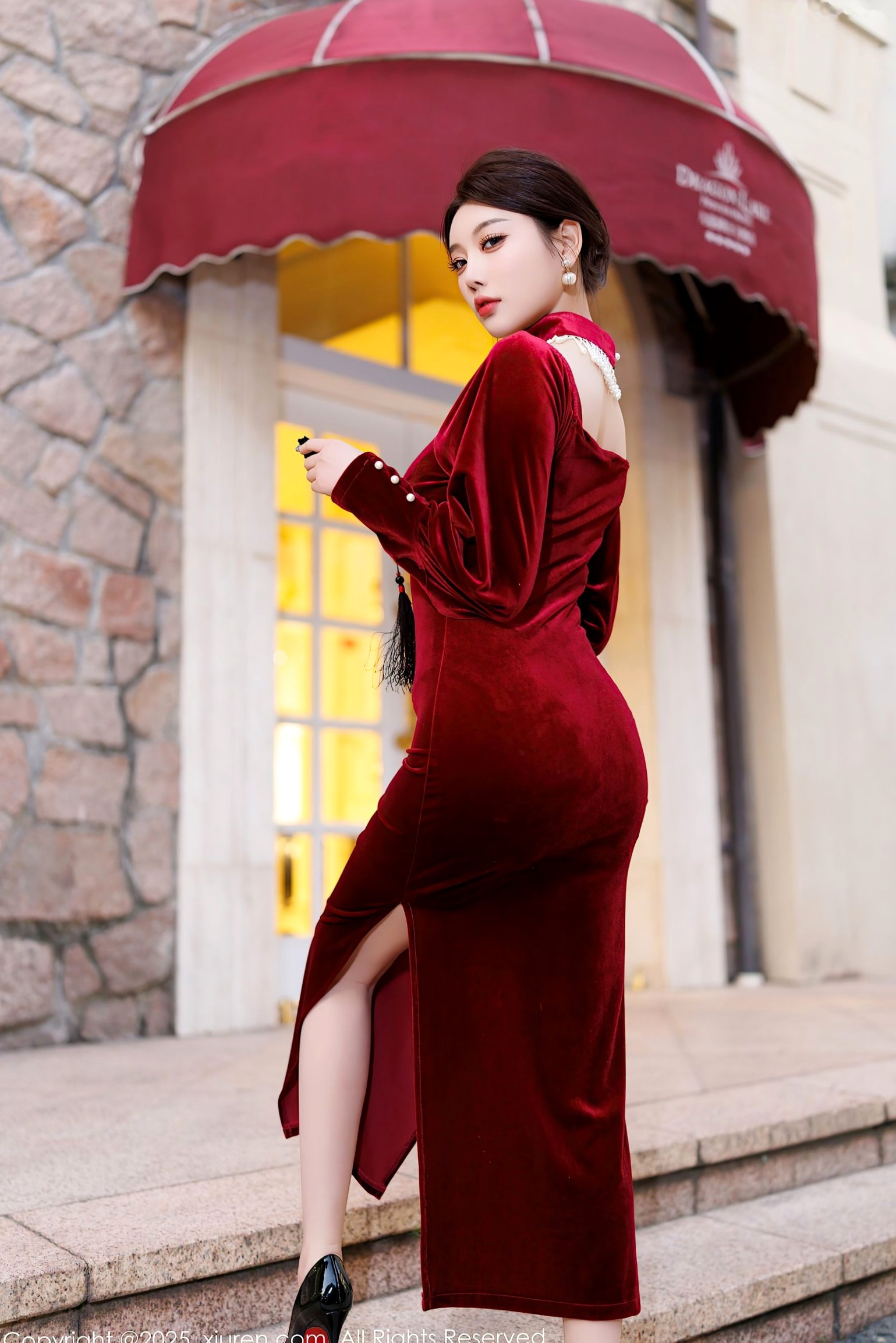XiuRen秀人网-9831-杨晨晨Yome-暗红丝绒礼裙与改良旗袍黑丝秀-2025.01.26-无圣光大尺度