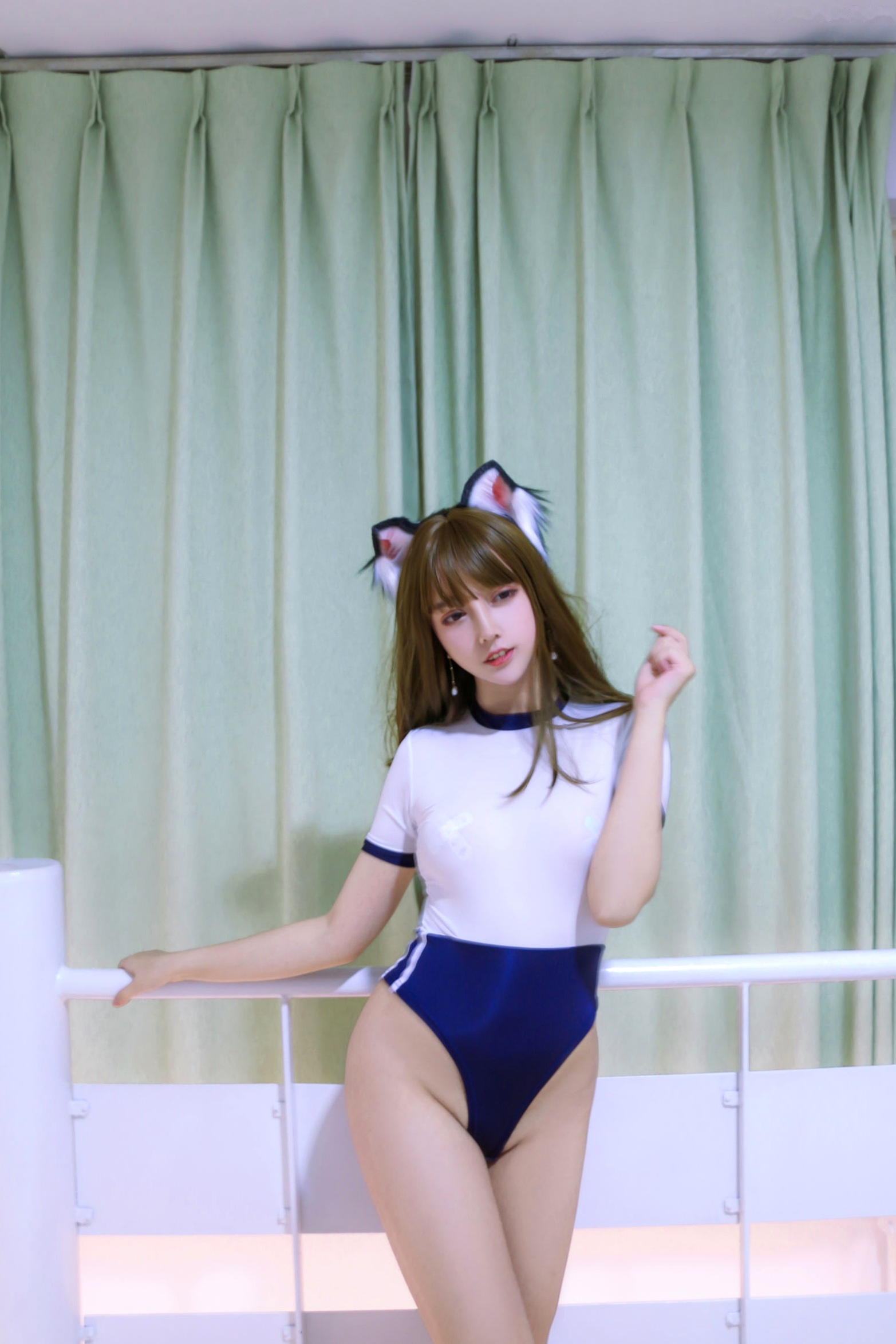 过期米线线喵-056-白嫩体操服猫耳少女cosplay,清纯可爱姿态尽显诱惑魅力