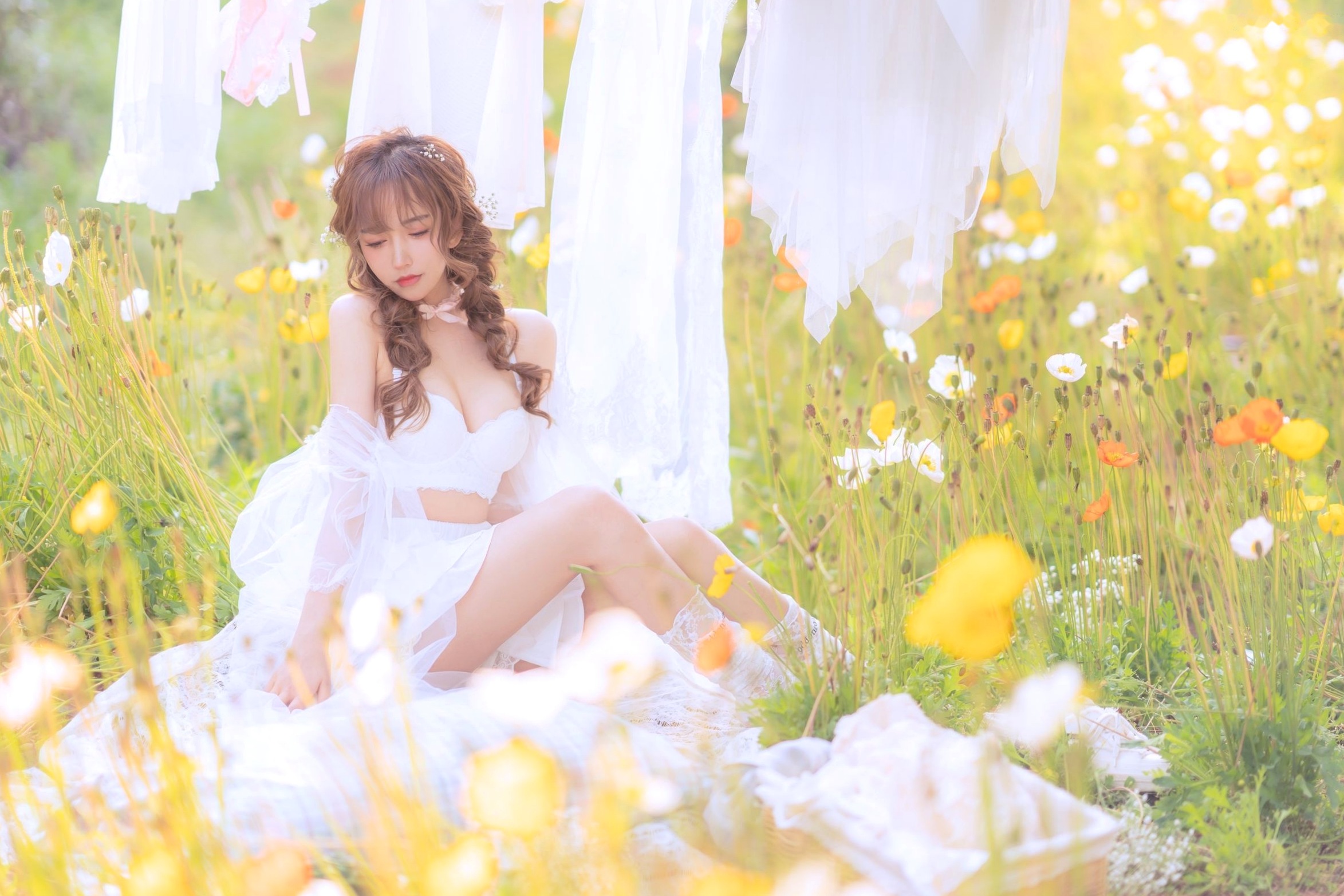过期米线线喵-084-夏日限定-晒衣服:花海中的灵动仙女,纯白蕾丝私房写真,极致身材尽显清纯诱惑与日系唯美感
