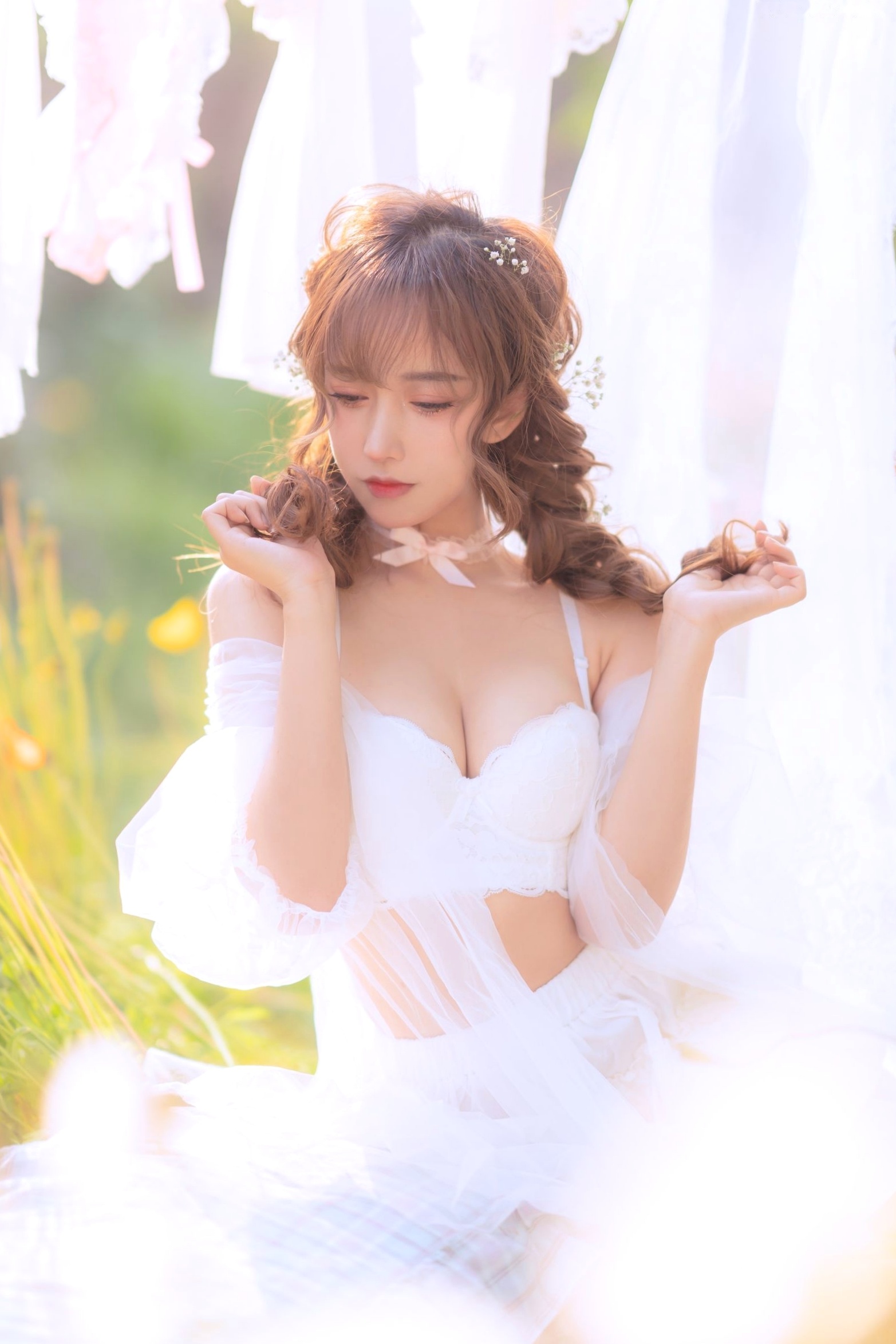 过期米线线喵-084-夏日限定-晒衣服:花海中的灵动仙女,纯白蕾丝私房写真,极致身材尽显清纯诱惑与日系唯美感