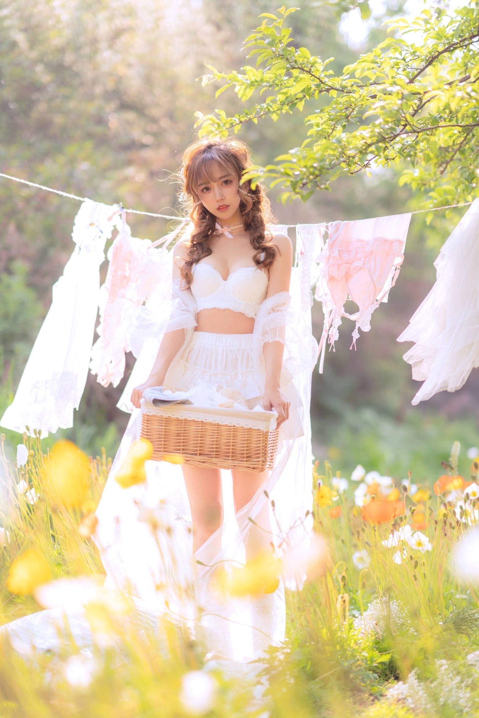 过期米线线喵-084-夏日限定-晒衣服:花海中的灵动仙女,纯白蕾丝私房写真,极致身材尽显清纯诱惑与日系唯美感