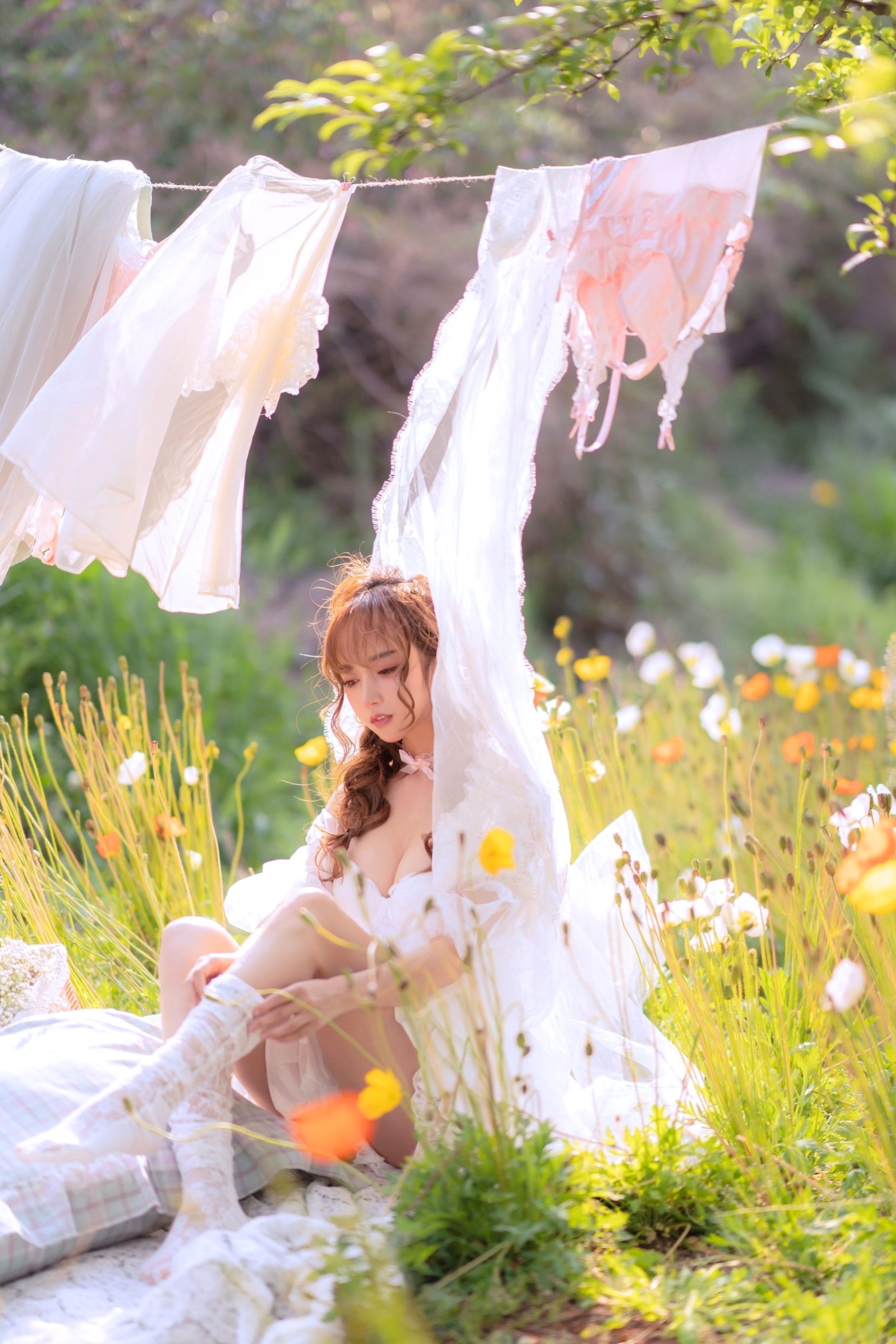 过期米线线喵-084-夏日限定-晒衣服:花海中的灵动仙女,纯白蕾丝私房写真,极致身材尽显清纯诱惑与日系唯美感
