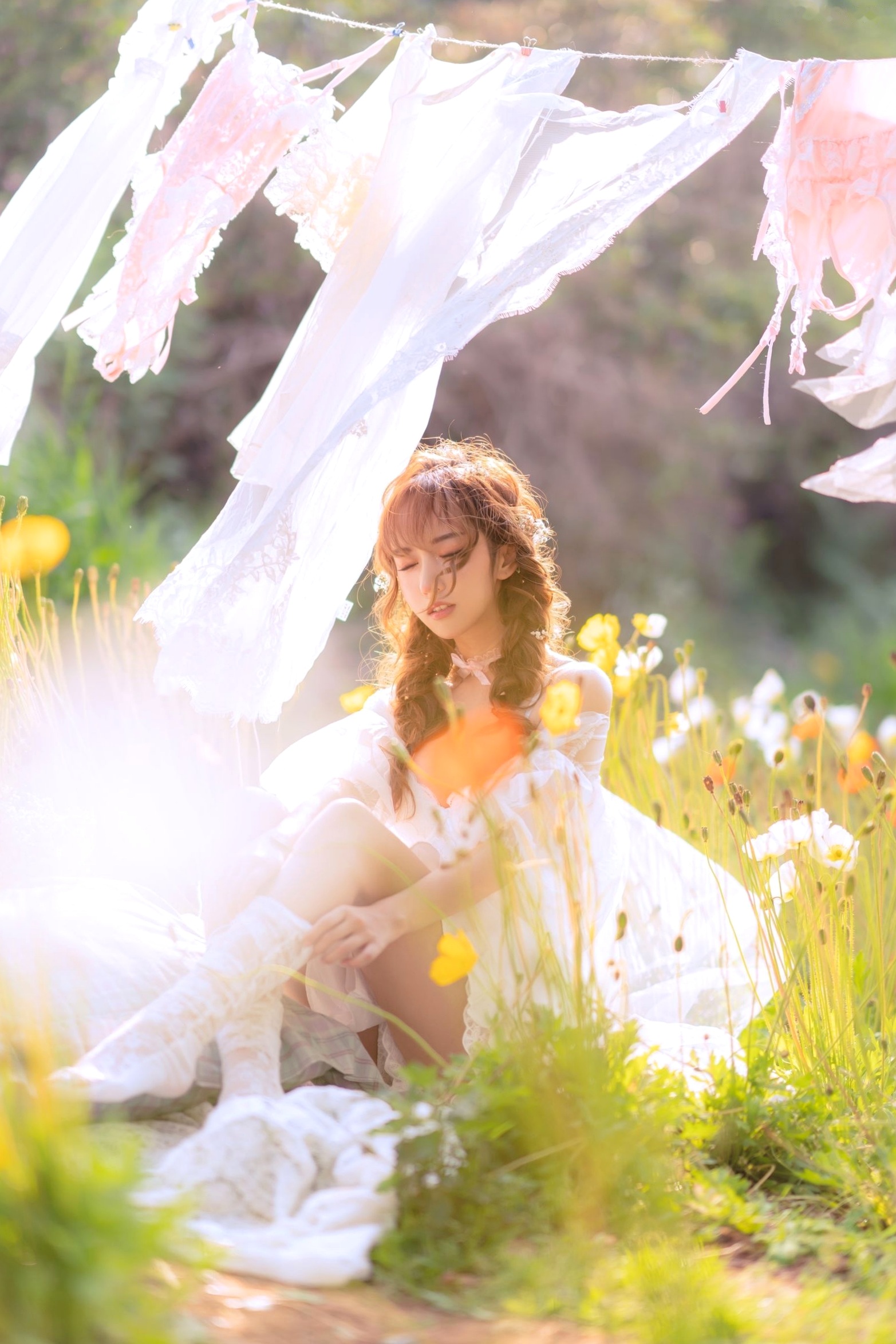 过期米线线喵-084-夏日限定-晒衣服:花海中的灵动仙女,纯白蕾丝私房写真,极致身材尽显清纯诱惑与日系唯美感