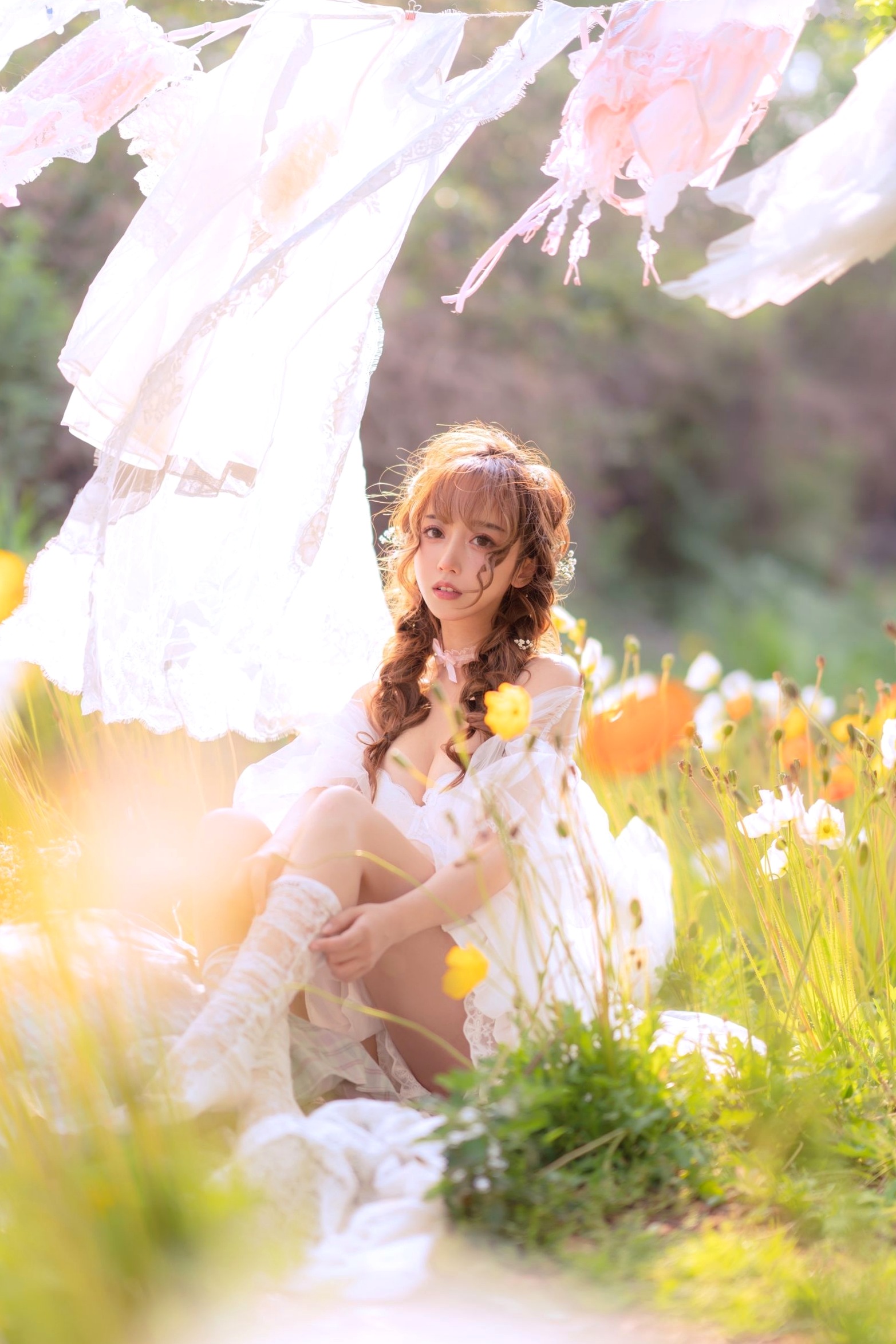 过期米线线喵-084-夏日限定-晒衣服:花海中的灵动仙女,纯白蕾丝私房写真,极致身材尽显清纯诱惑与日系唯美感