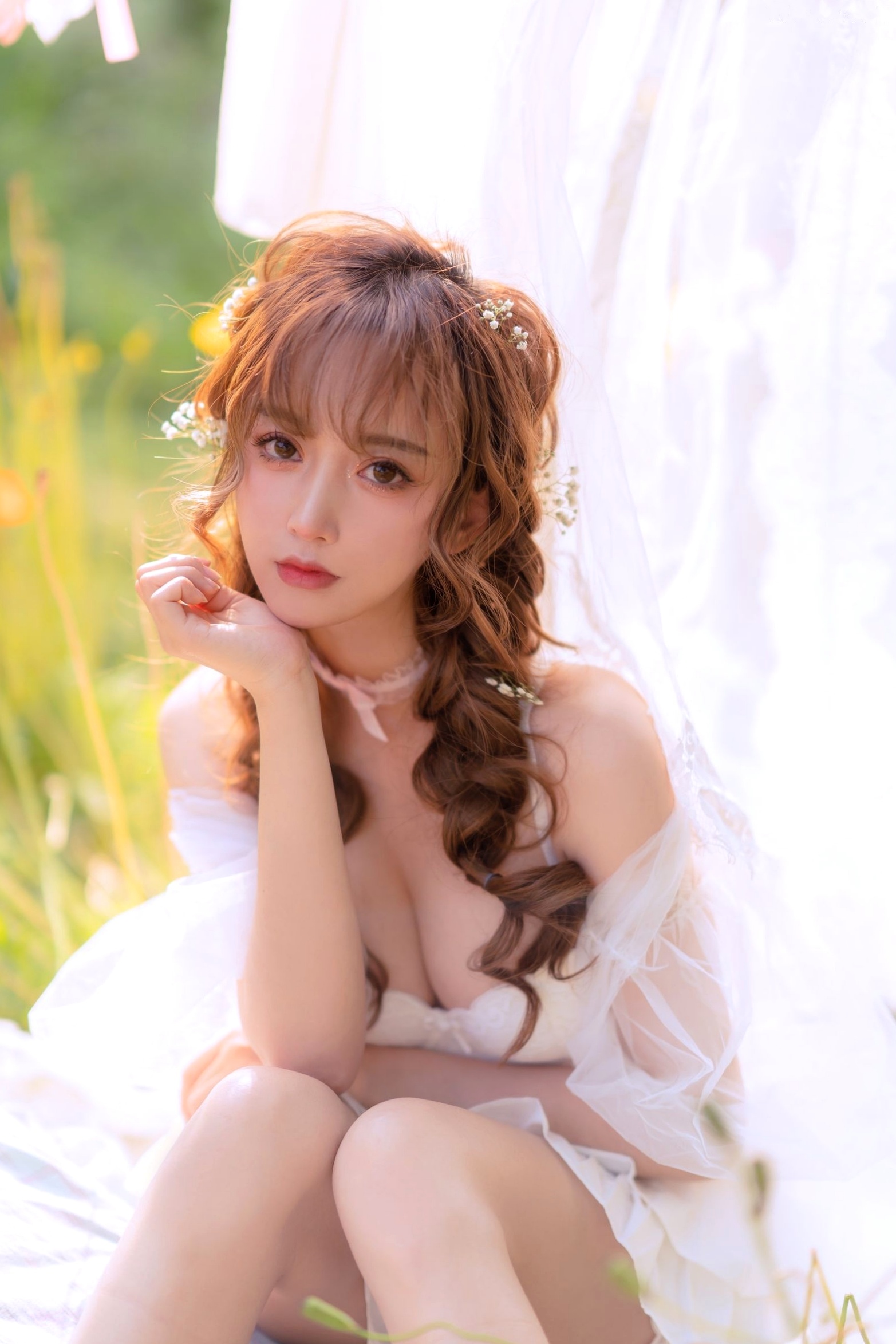 过期米线线喵-084-夏日限定-晒衣服:花海中的灵动仙女,纯白蕾丝私房写真,极致身材尽显清纯诱惑与日系唯美感