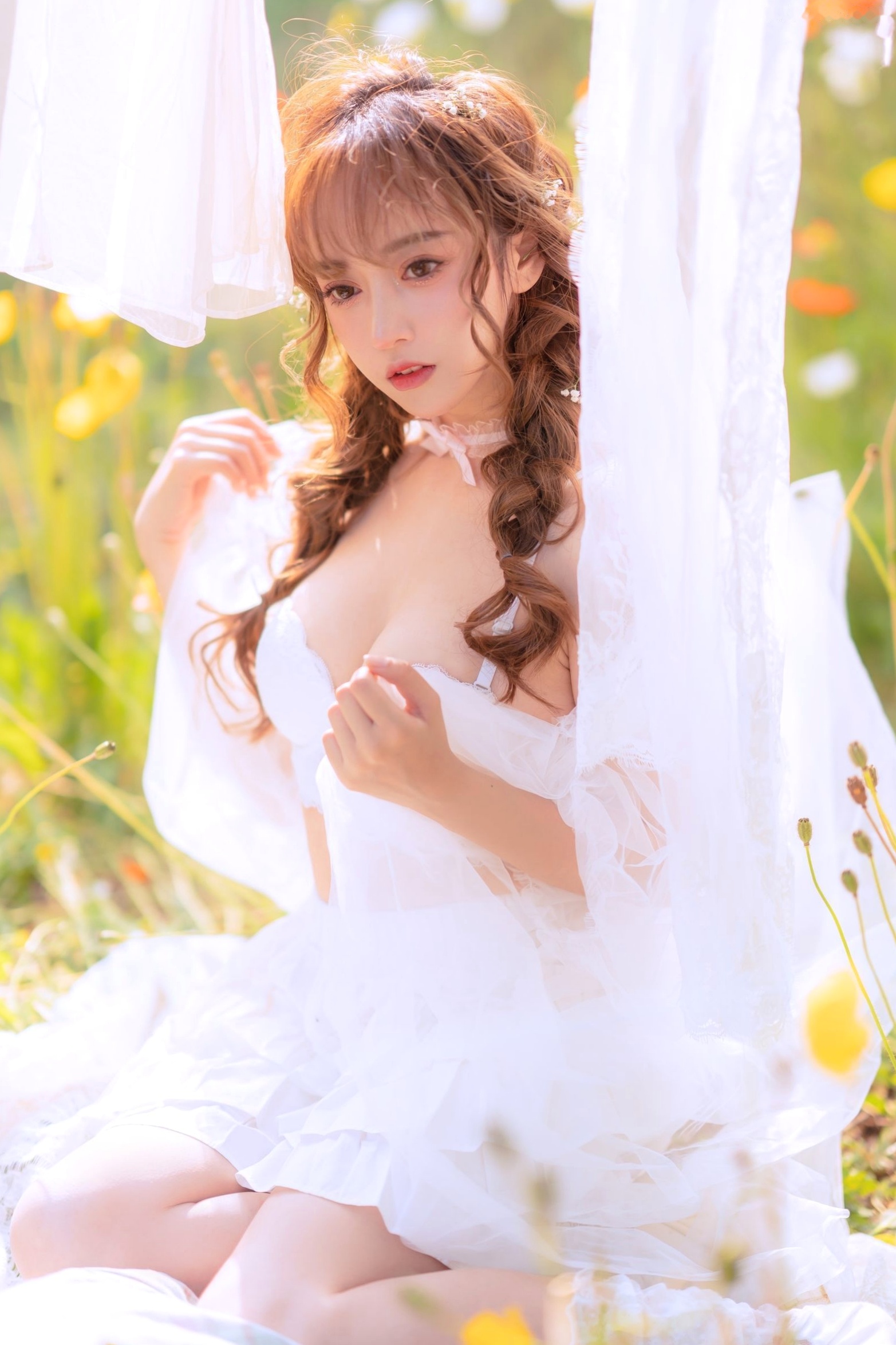 过期米线线喵-084-夏日限定-晒衣服:花海中的灵动仙女,纯白蕾丝私房写真,极致身材尽显清纯诱惑与日系唯美感