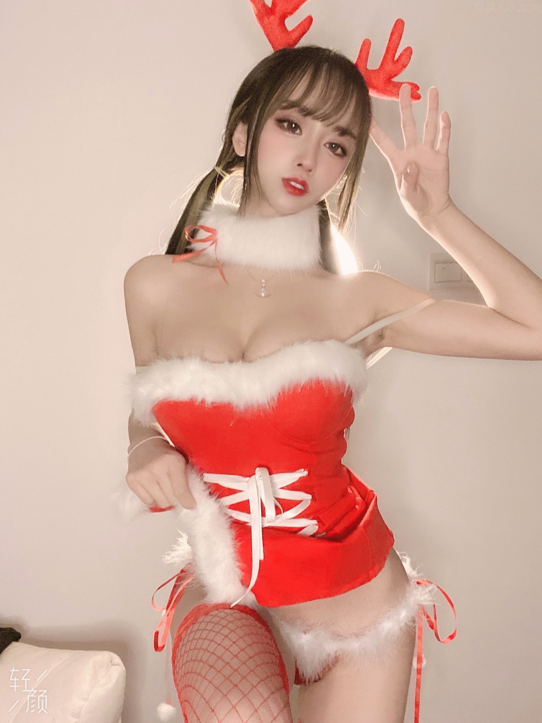 过期米线线喵-圣诞特辑:红白圣诞装扮,娇俏鹿角可爱又火辣,童颜女神私房诱惑美图