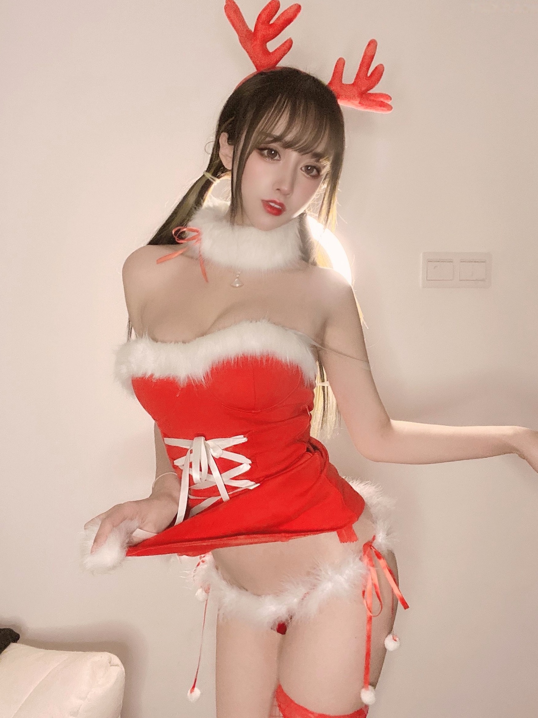 过期米线线喵-圣诞特辑:红白圣诞装扮,娇俏鹿角可爱又火辣,童颜女神私房诱惑美图