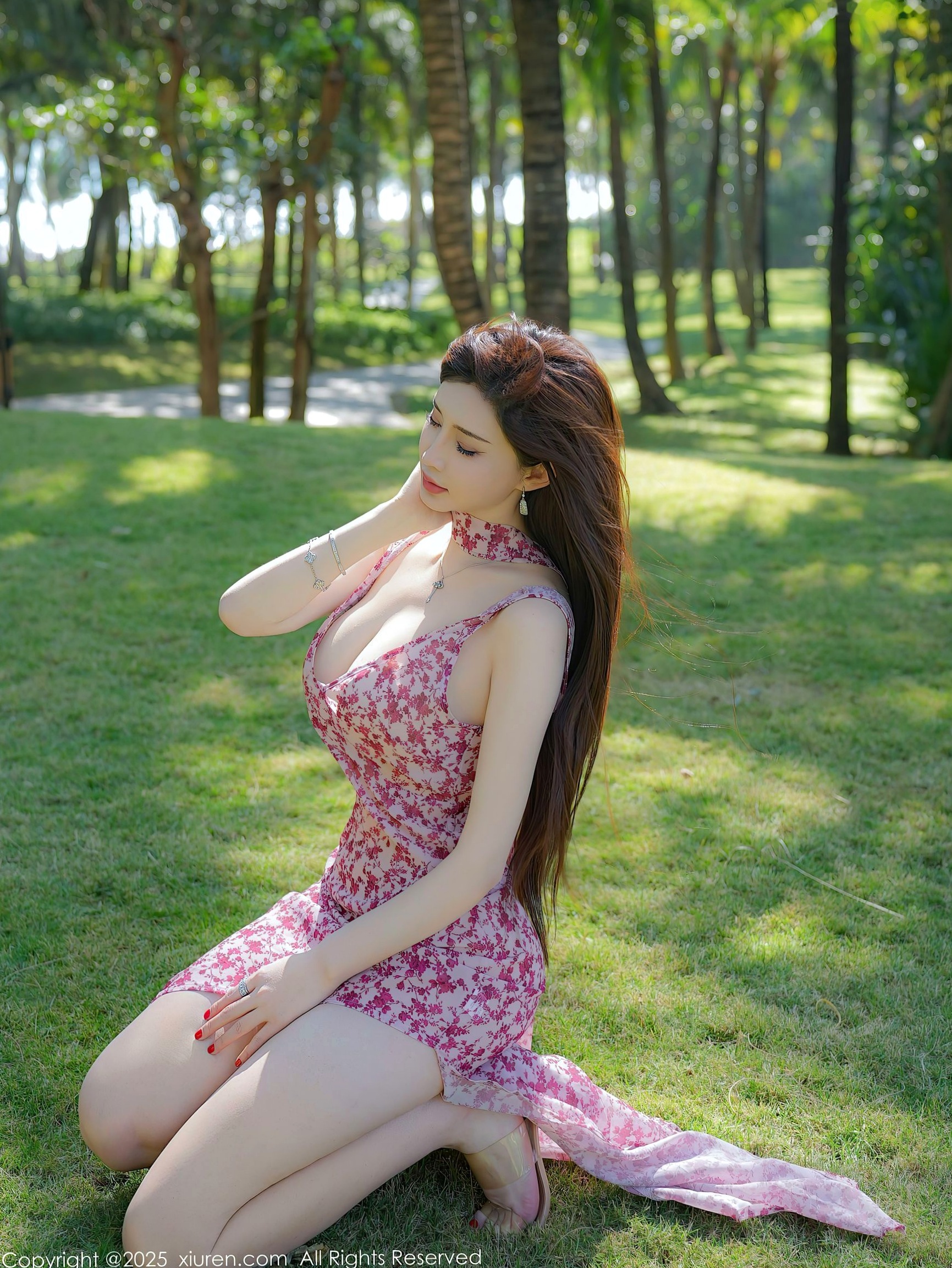 XiuRen秀人网-9736-Carol周妍希-户外树林与秋千红花美裙写真-丝袜诱惑-2025.01.10-无圣光大尺度