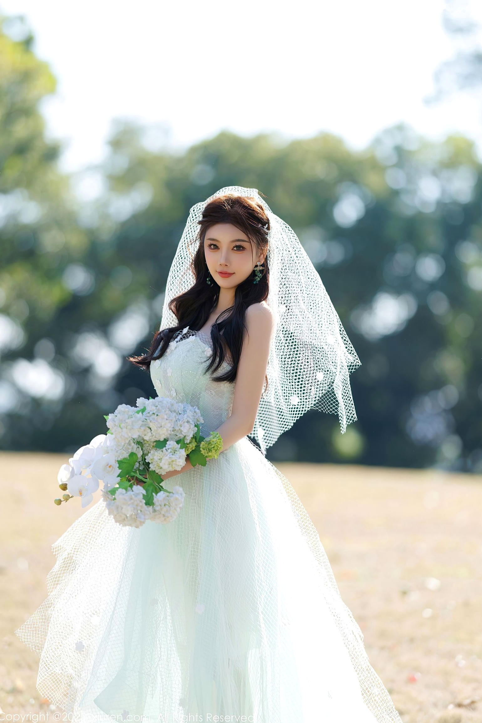 秀人网杨晨晨Yome唯美婚纱透视写真,白色蕾丝内衣诱惑,户外与室内私房大尺度摄影