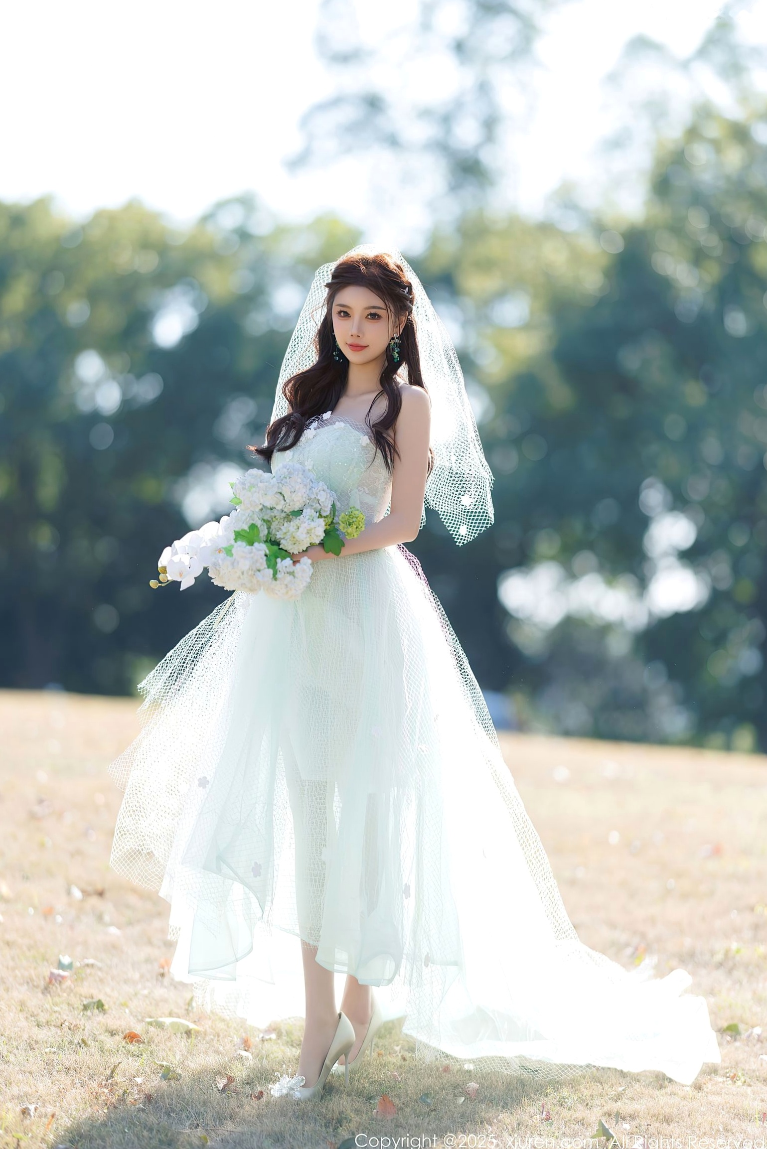 秀人网杨晨晨Yome唯美婚纱透视写真,白色蕾丝内衣诱惑,户外与室内私房大尺度摄影