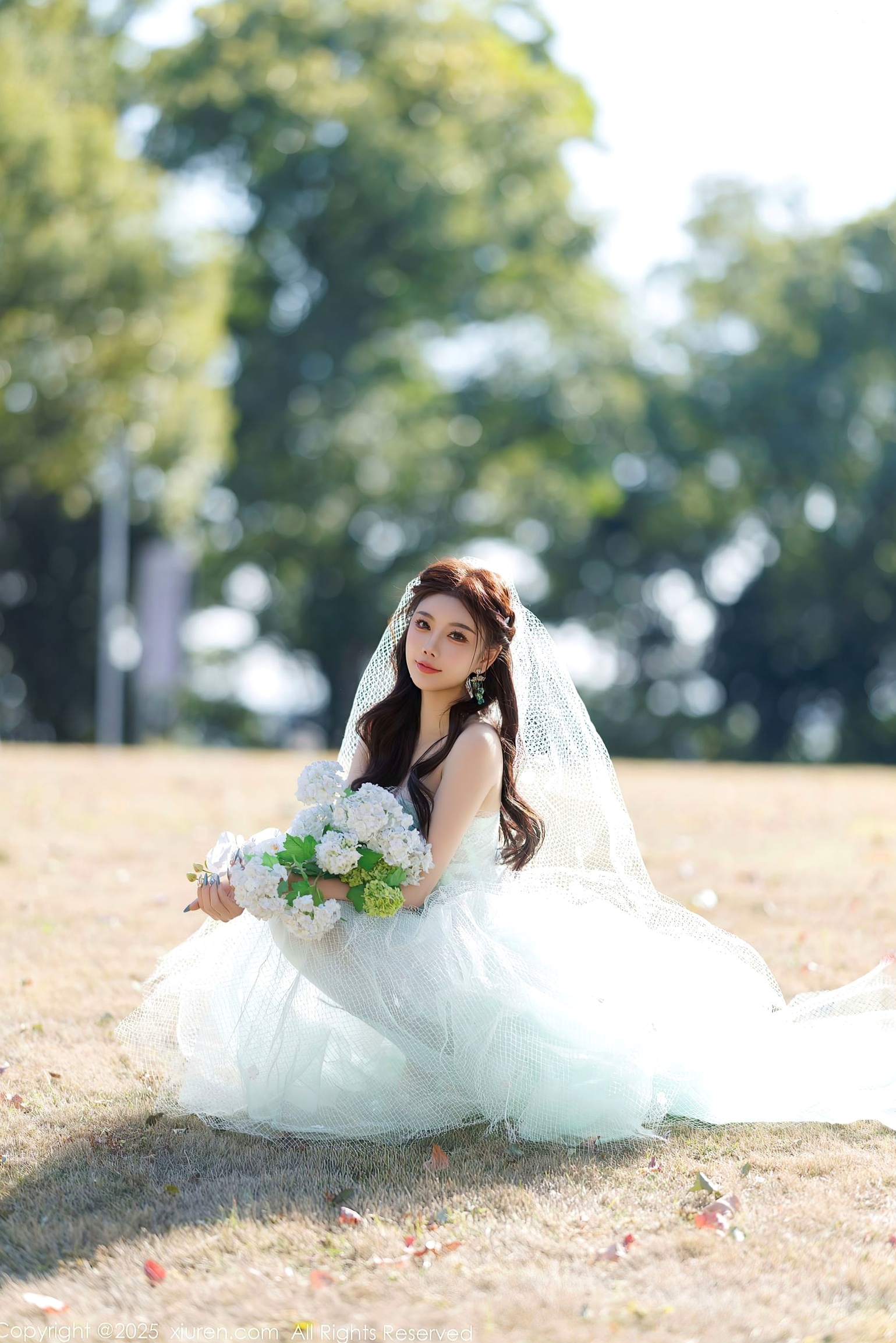 秀人网杨晨晨Yome唯美婚纱透视写真,白色蕾丝内衣诱惑,户外与室内私房大尺度摄影