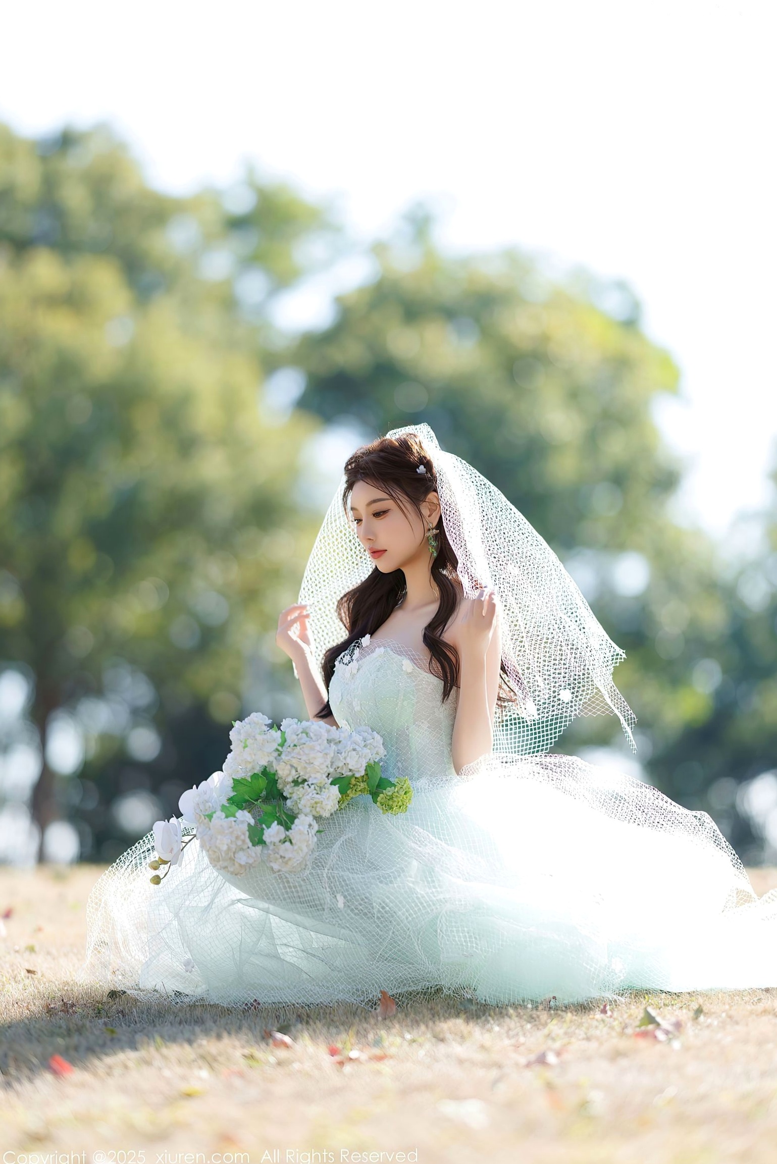 秀人网杨晨晨Yome唯美婚纱透视写真,白色蕾丝内衣诱惑,户外与室内私房大尺度摄影