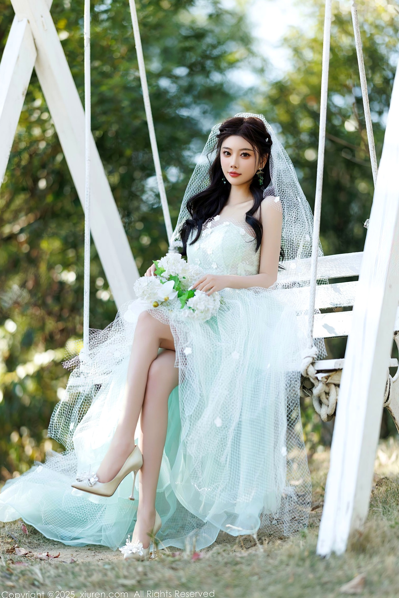 秀人网杨晨晨Yome唯美婚纱透视写真,白色蕾丝内衣诱惑,户外与室内私房大尺度摄影