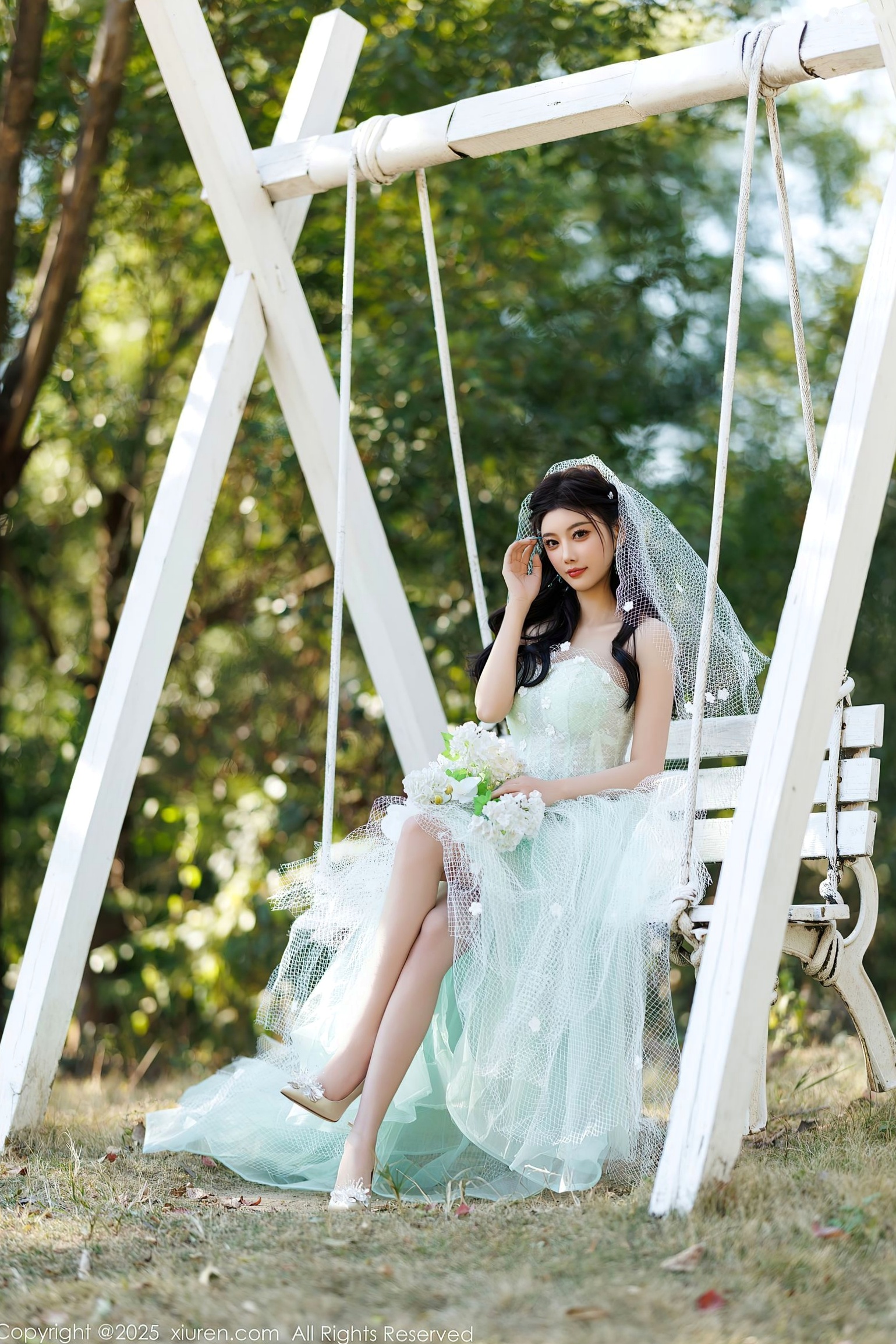 秀人网杨晨晨Yome唯美婚纱透视写真,白色蕾丝内衣诱惑,户外与室内私房大尺度摄影