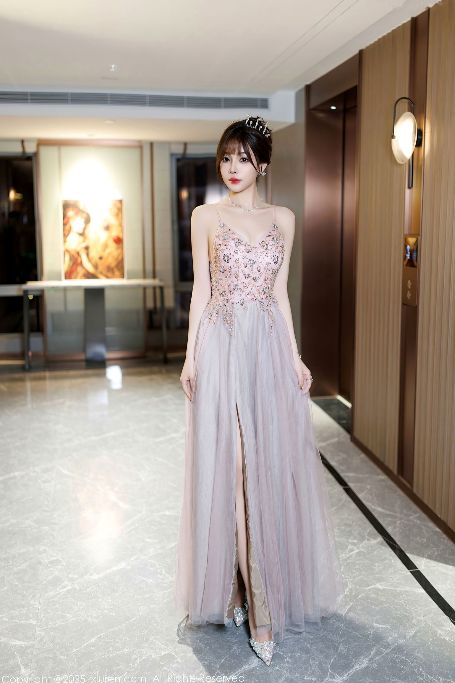 秀人网9699-徐莉芝:绝美礼服与纯白内衣的极致交织,气质长腿与诱惑私房,氛围感写真精选 (2025.01.02)