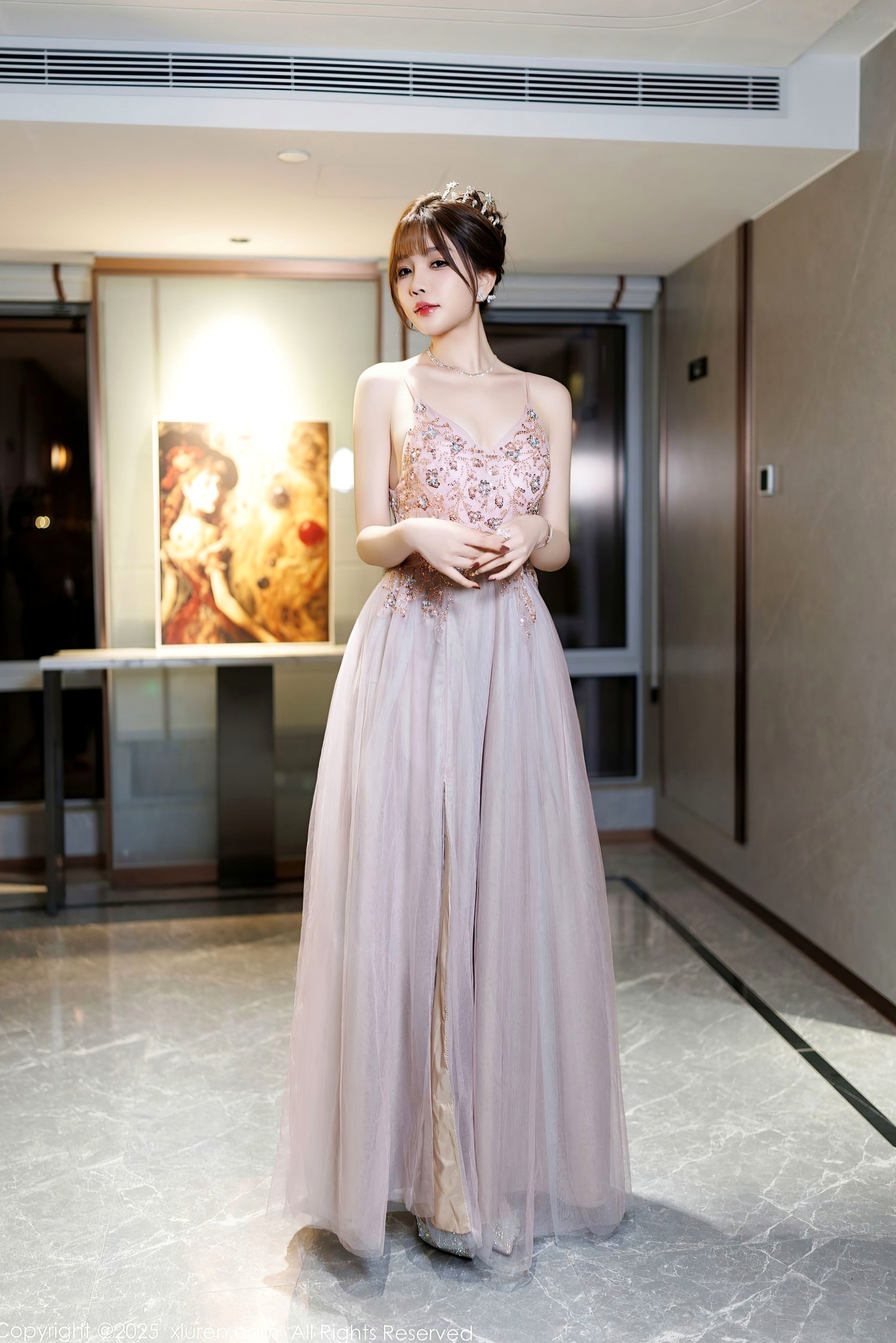 秀人网9699-徐莉芝:绝美礼服与纯白内衣的极致交织,气质长腿与诱惑私房,氛围感写真精选 (2025.01.02)