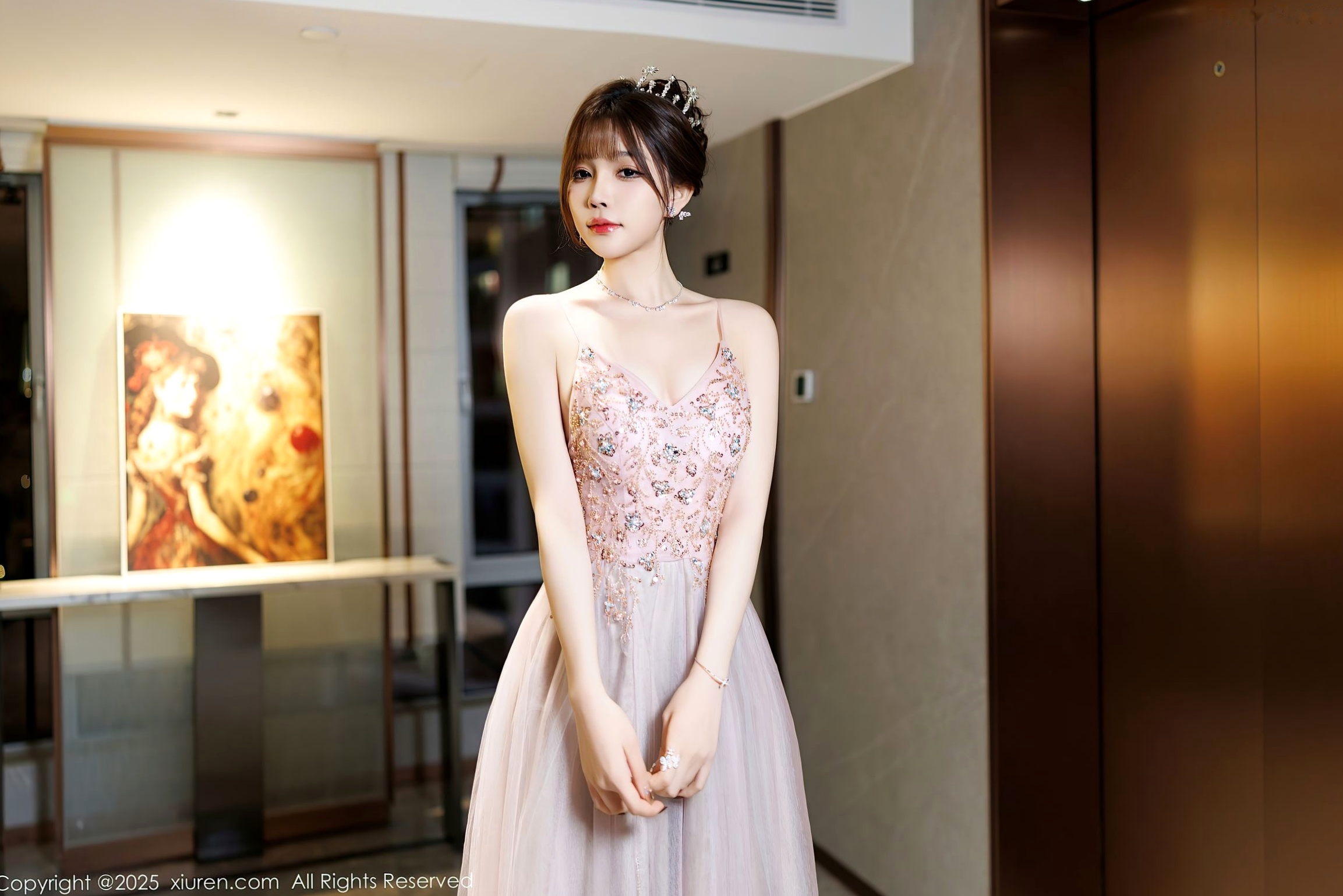 秀人网9699-徐莉芝:绝美礼服与纯白内衣的极致交织,气质长腿与诱惑私房,氛围感写真精选 (2025.01.02)