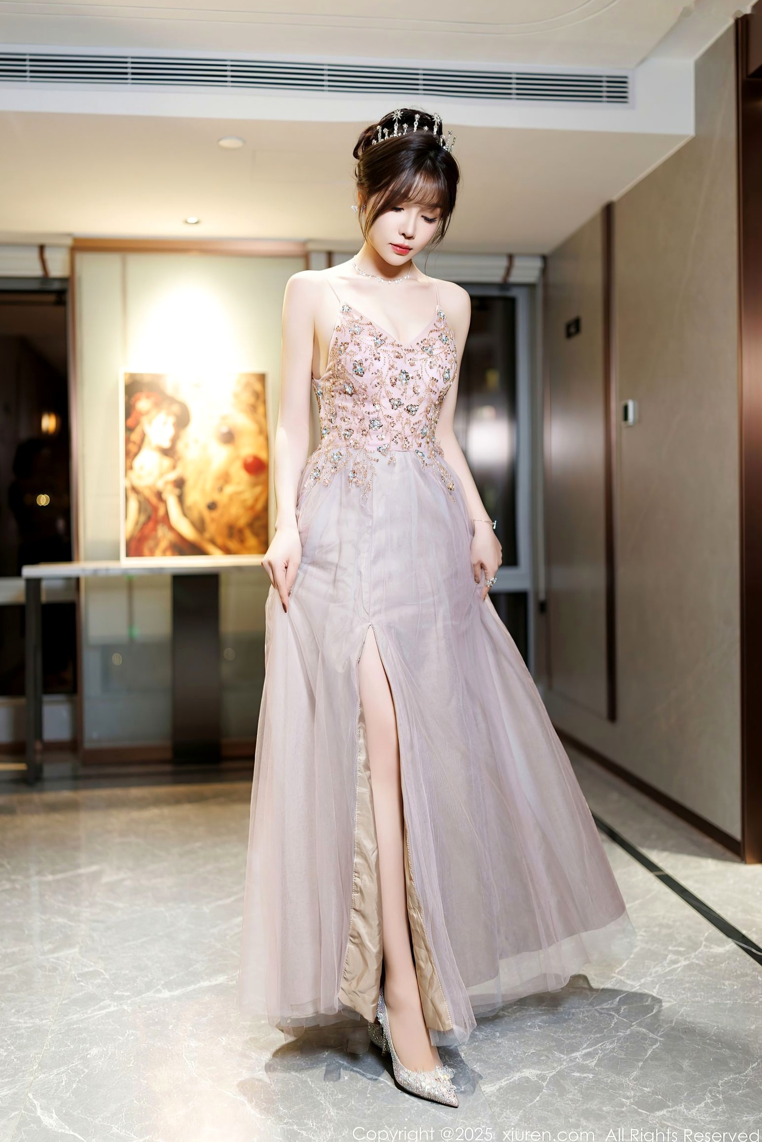 秀人网9699-徐莉芝:绝美礼服与纯白内衣的极致交织,气质长腿与诱惑私房,氛围感写真精选 (2025.01.02)