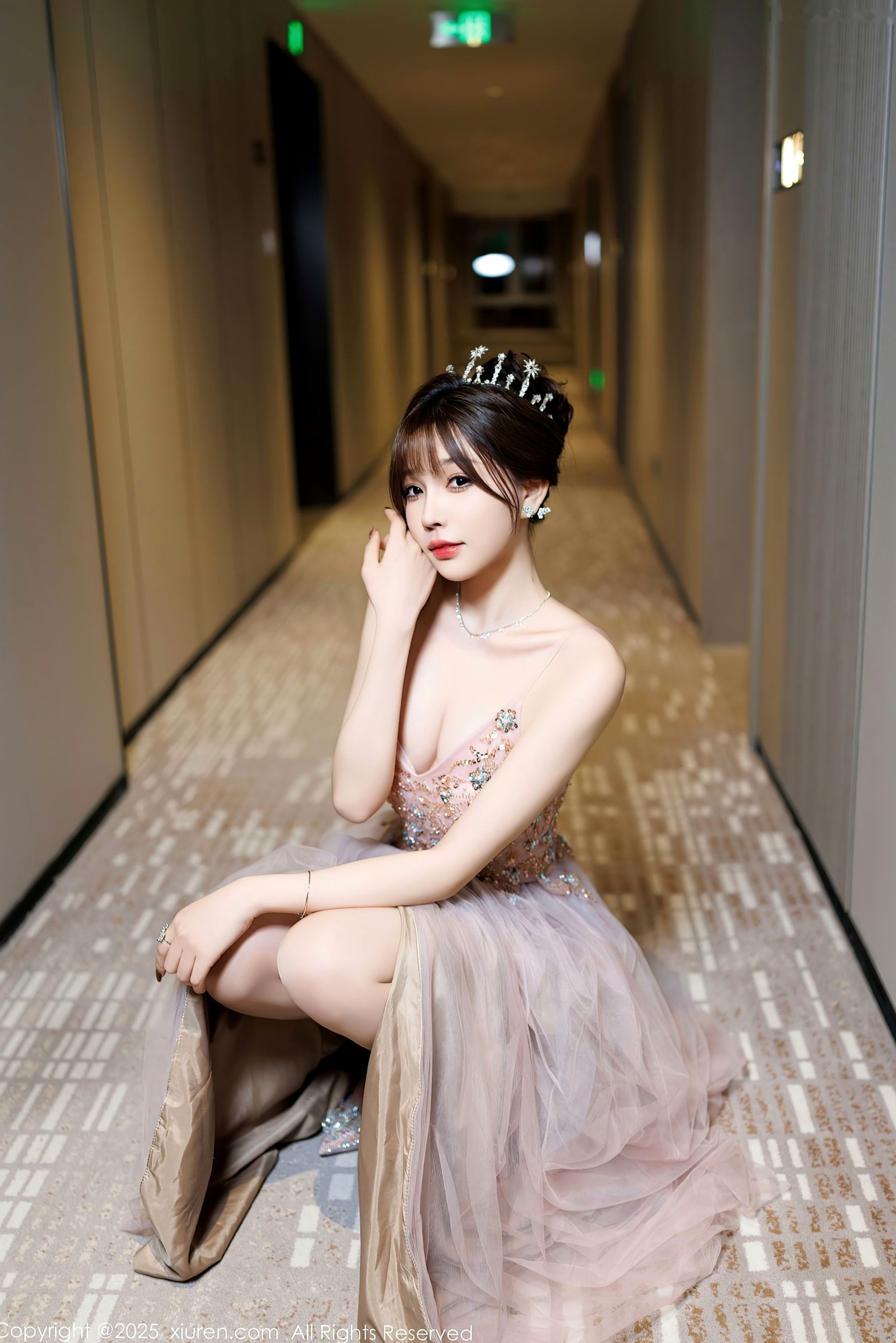 秀人网9699-徐莉芝:绝美礼服与纯白内衣的极致交织,气质长腿与诱惑私房,氛围感写真精选 (2025.01.02)