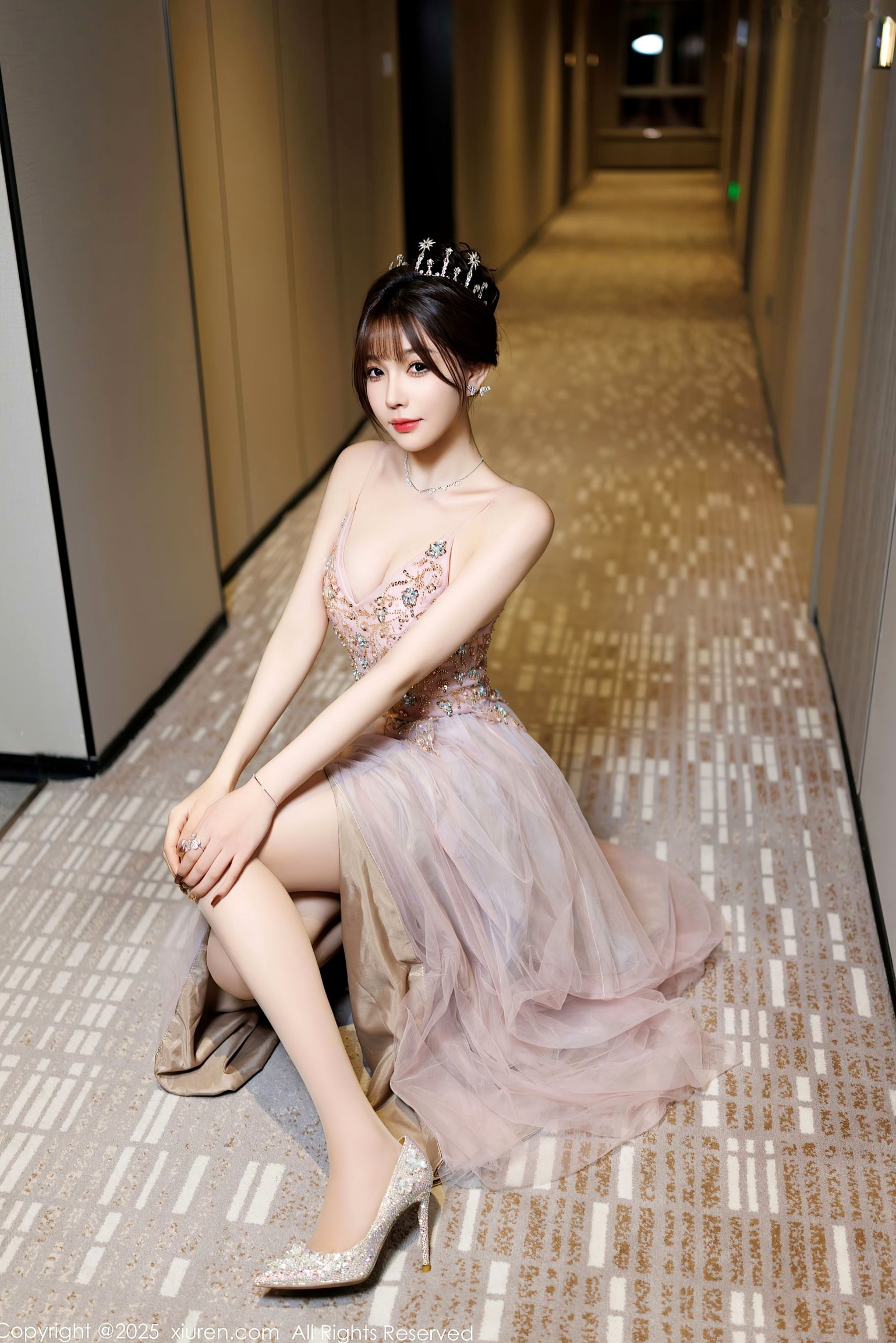 秀人网9699-徐莉芝:绝美礼服与纯白内衣的极致交织,气质长腿与诱惑私房,氛围感写真精选 (2025.01.02)